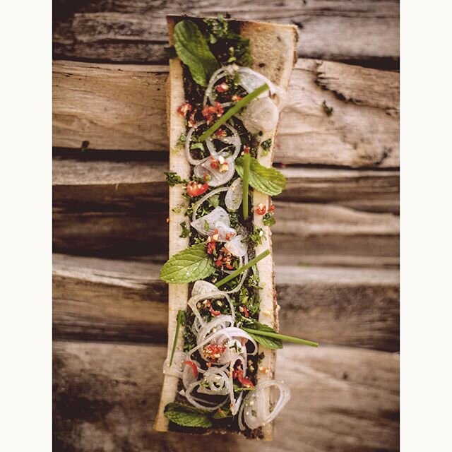Chez Bouche, on bois des canons, mais on mange aussi des canons (d'os &agrave; moelle). Ici &agrave; la Tha&iuml;, avec piment, citron vert, sel gris, poivre de kampot, menthe et citronnelle ... Fonctionne aussi tr&egrave;s bien avec une gremolata #b
