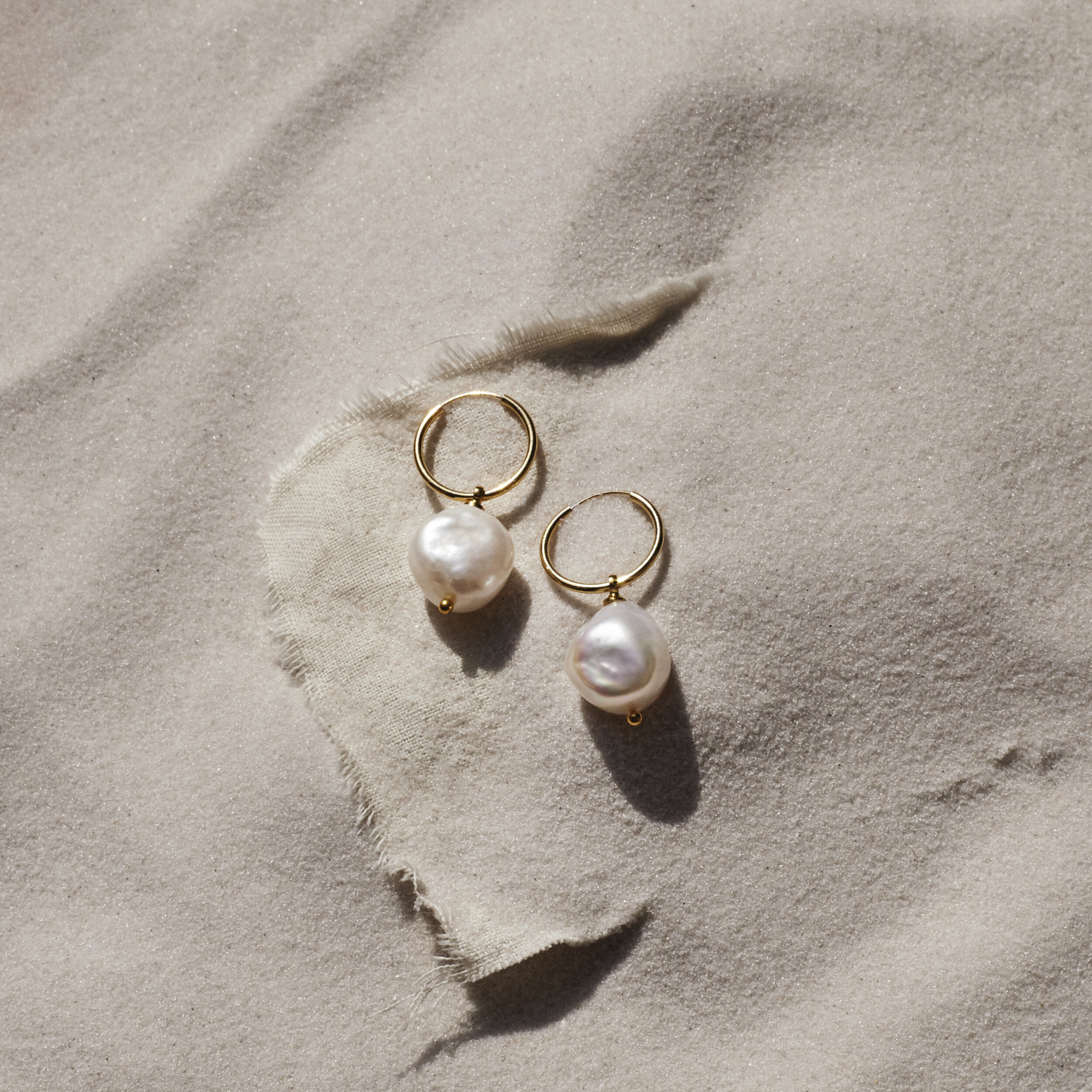 albertine-tucknott-stylist-still-life-earrings-astu-sand.jpg