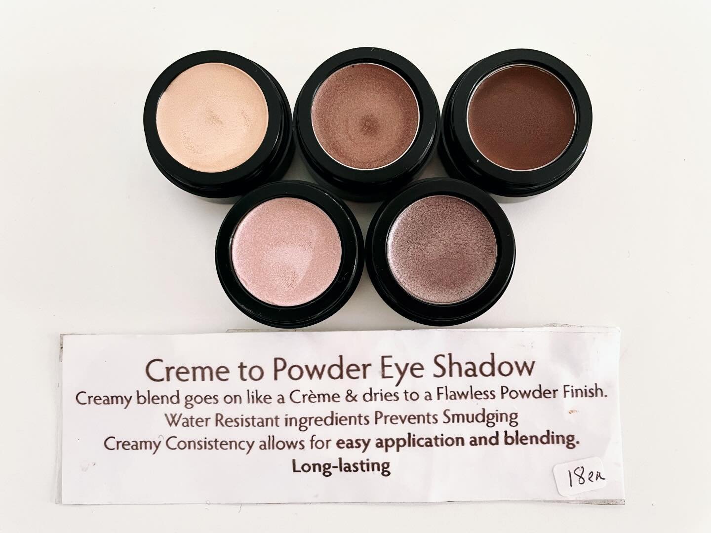 Glide onto the lid to give yourself a glow on your lids! Goes on silky, creamy dries to a powder finish- a truly effortless eye shadow product to wear ❤️