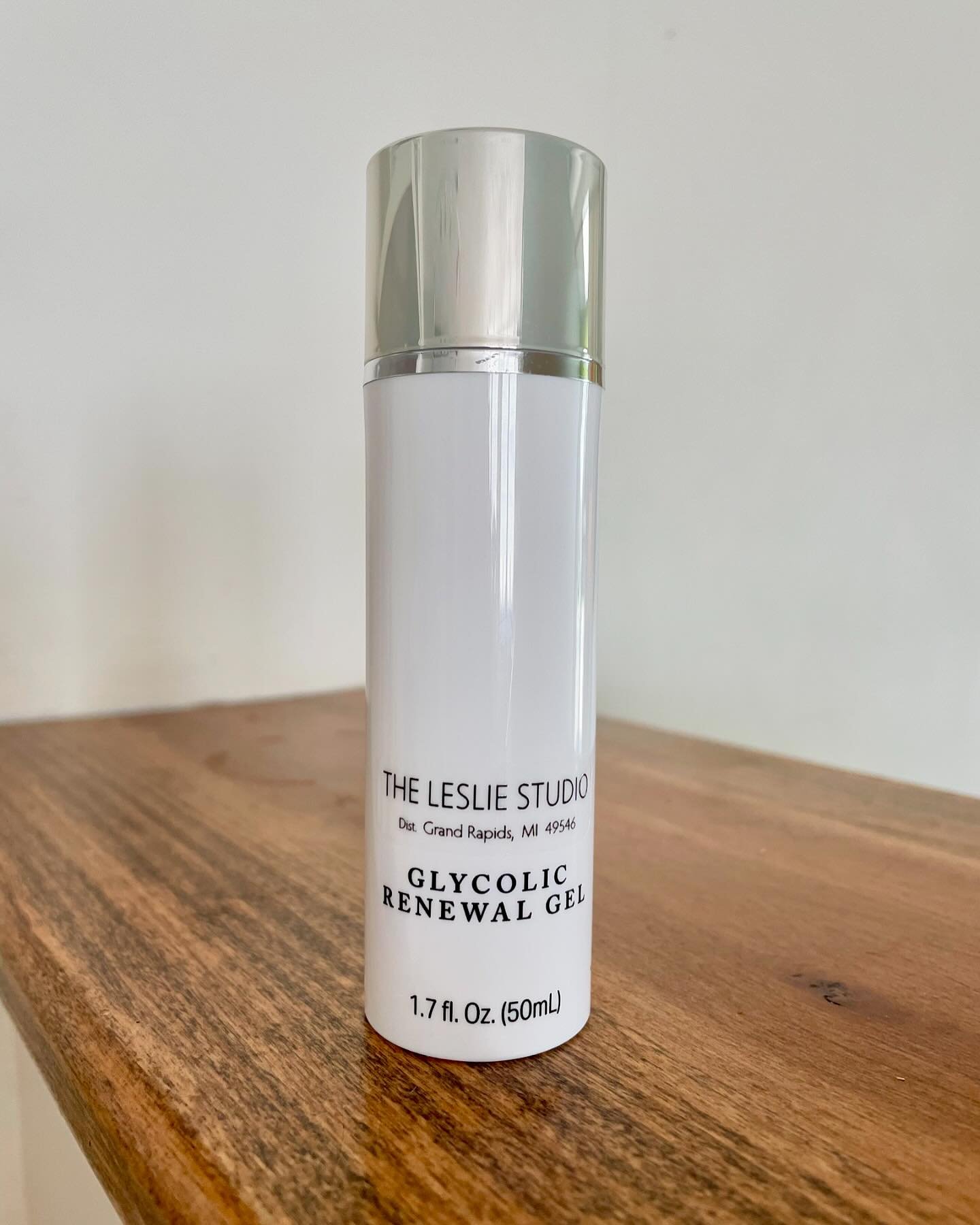 If you notice your skin becomes extra oily and prone to break outs during the summer months- this product is for you! Water based formula with gel-like consistency creates a protective barrier to prevent bacteria on your skin&hellip;keeping acne and 