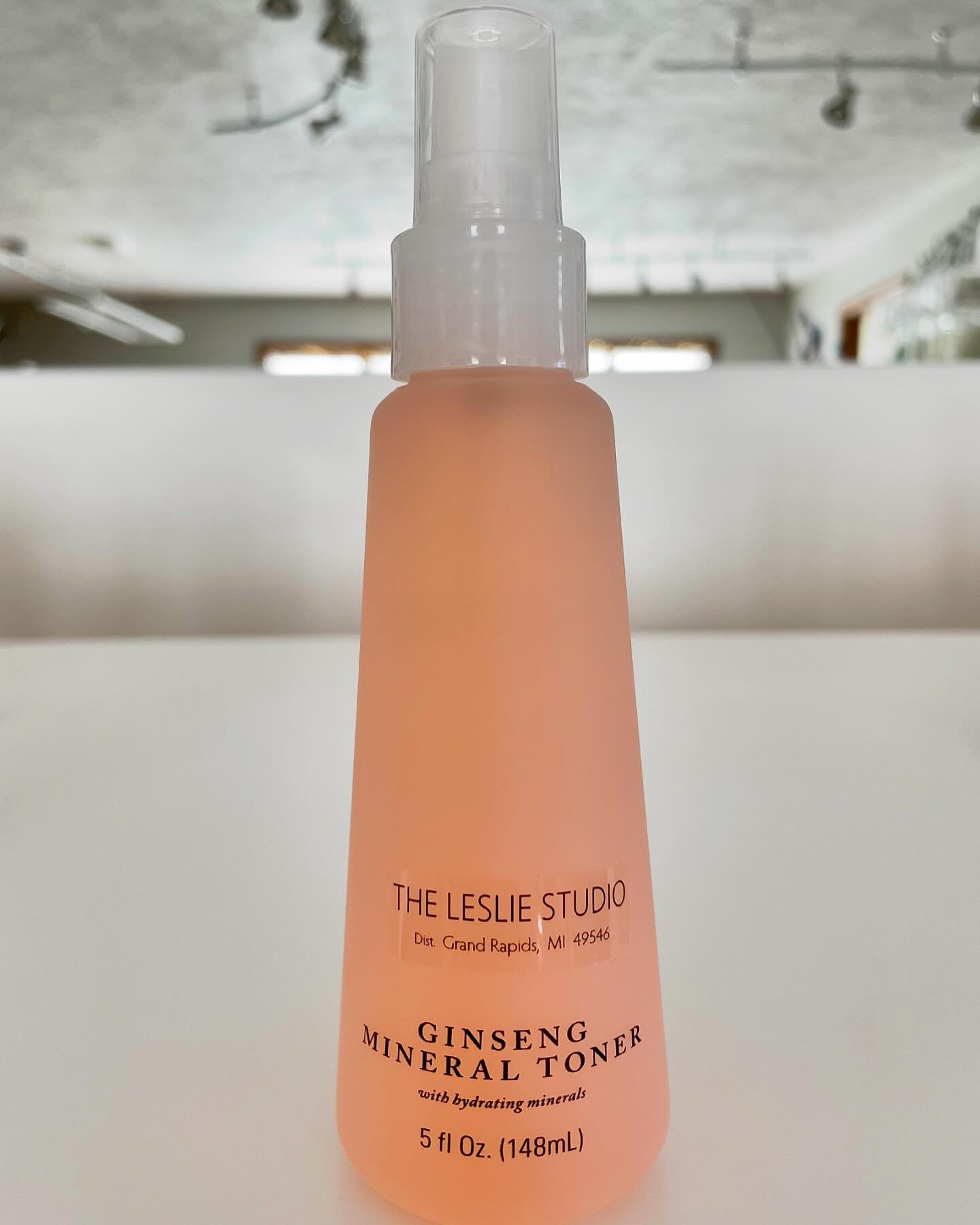 Keep your skin fresh and hydrated with Ginseng Mineral Toner. This toner contains plant proteins to aid in the skin&rsquo;s repair process. No drying alcohol! Good for all skin types. We recommend spritzing thru out the day ☀️ $22