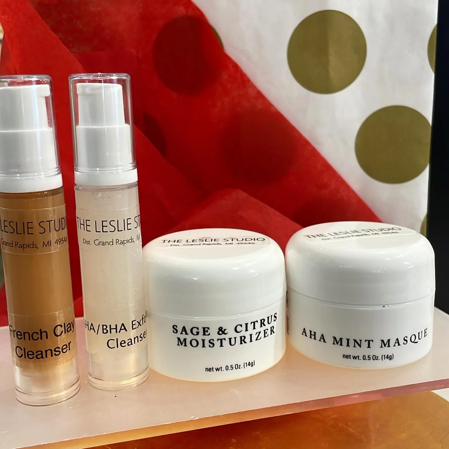 We have another stocking stuffer package for you! CLEAR &amp; BRIGHT 2.0 ❄️ Alpha and Beta Hydroxy cleanser sloughs off dead skin to reveal a glow. French Clay cleanser is a perfect take on cleansing your skin with oil without feeling oily. Sage &amp