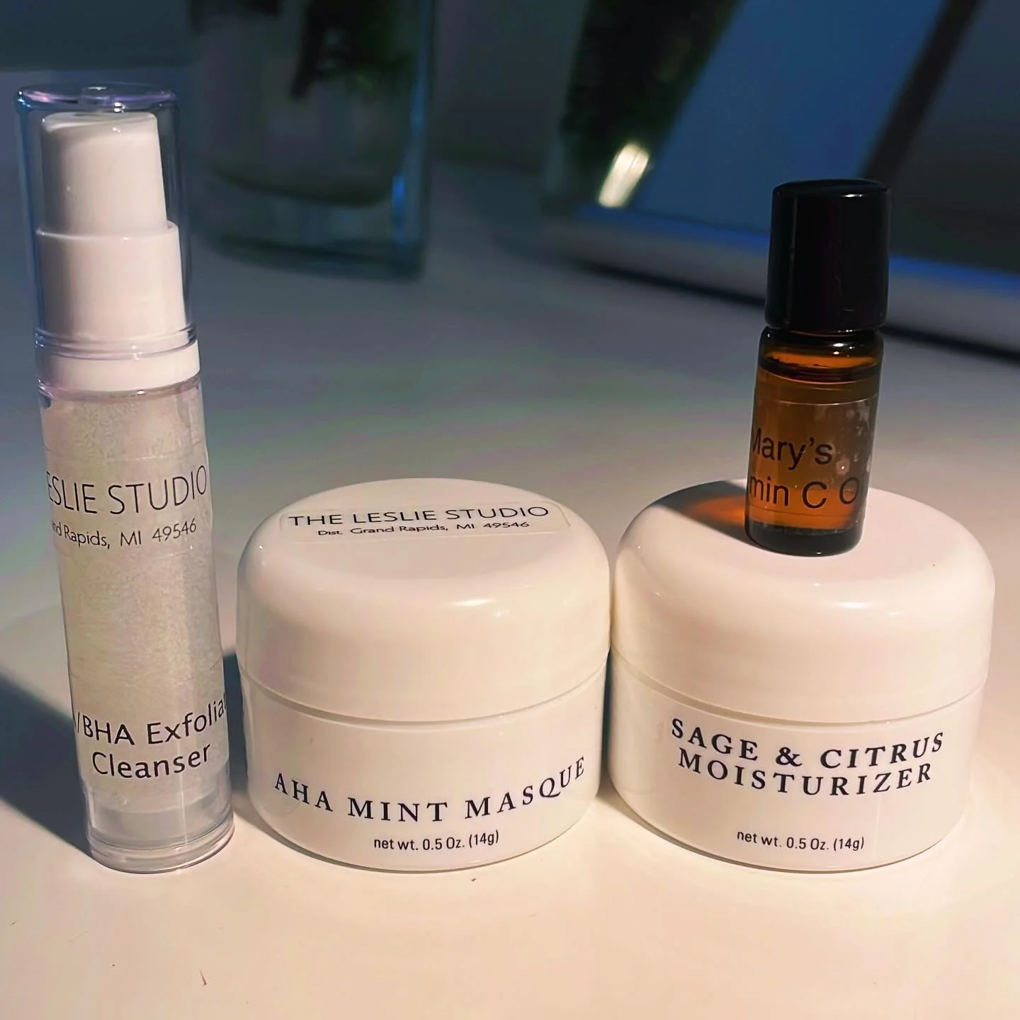 Our SPECIALTY TREATMENT kit is ready to tend to your skin needs- a cleanser that gently exfoliates &amp; hydrates ✅ a masque that tones &amp; clarifies the skin ✅ a non-greasy moisturizer perfect for am &amp; pm ✅ PLUS an oil that absorbs quickly &am