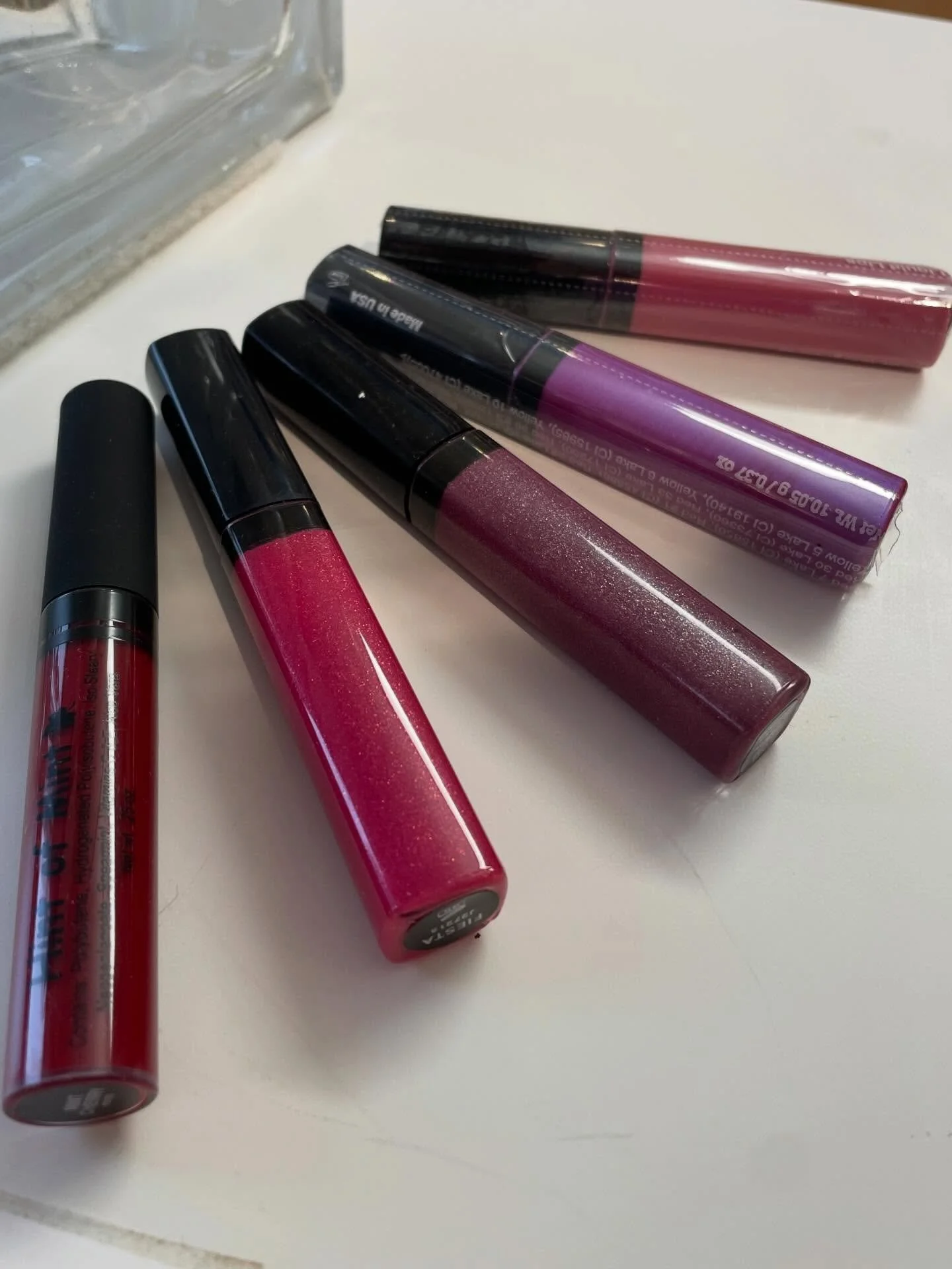 Add a touch of color to your lips with our hydrating lipglosses.