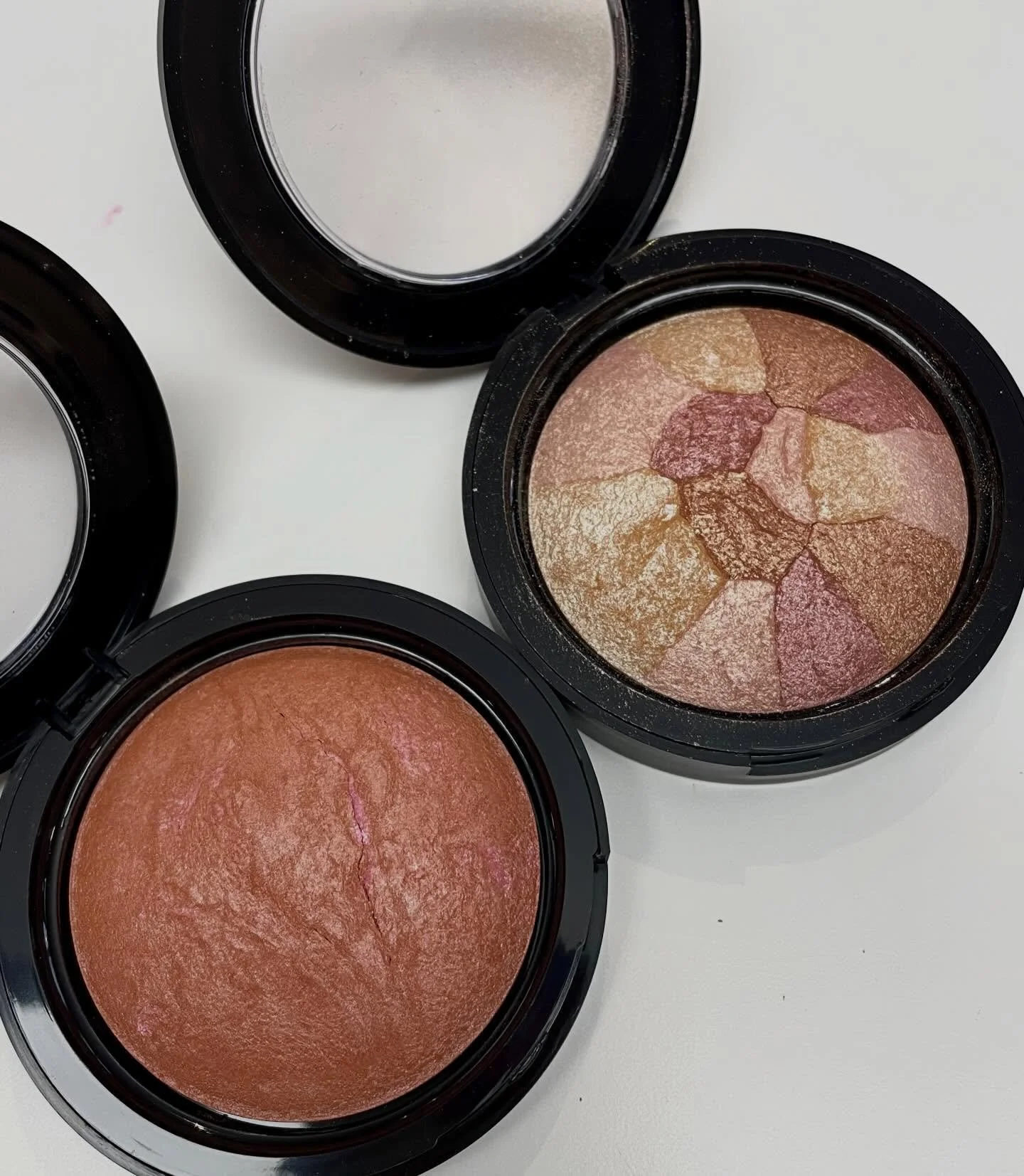 Say good-bye to pale winter skin by adding a touch of color with baked mineral blushers. Blended into a beautiful collage of color &amp; infused with natural botanical extracts.