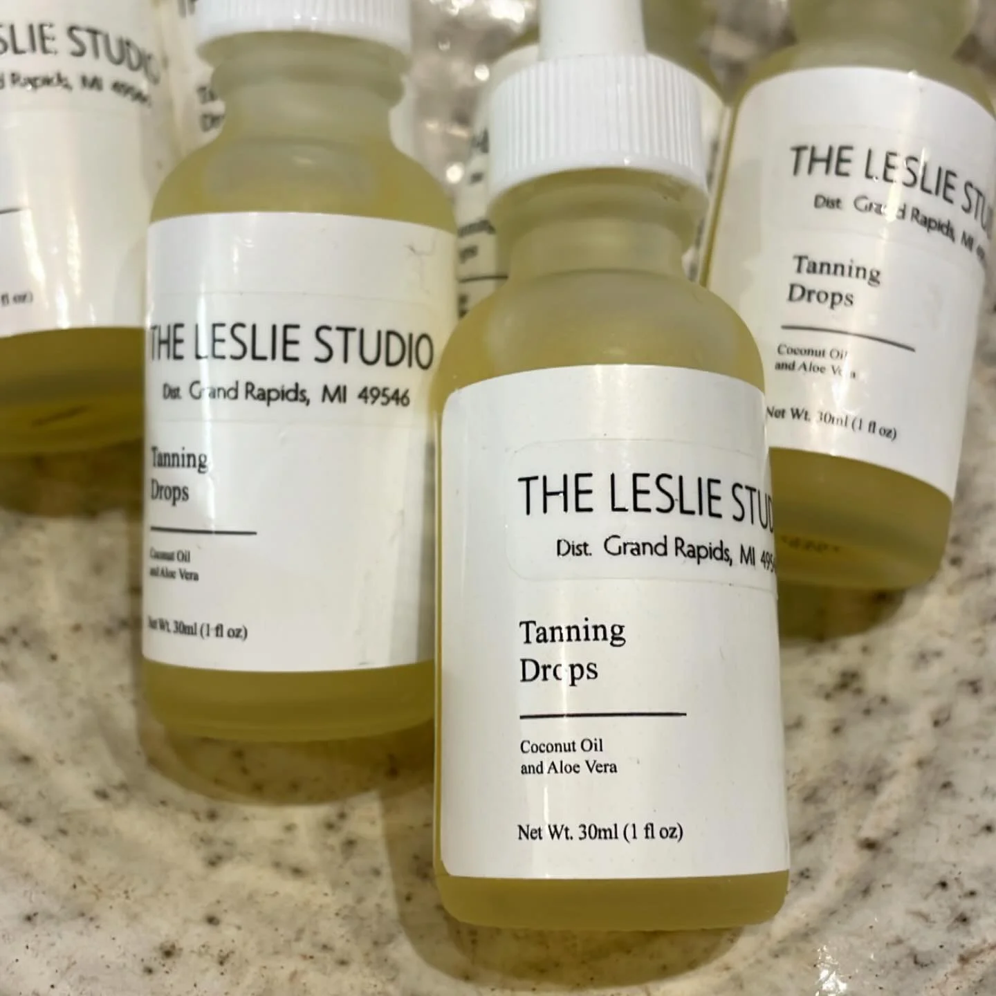 It&rsquo;s wet and grey here today. How about sunshine in a bottle?! Our Tanning Drops will leave you glowing from head to toe. Use: add a couple drops to your face and body moisturizer and then massage into your skin. No scent and no orange tint. En