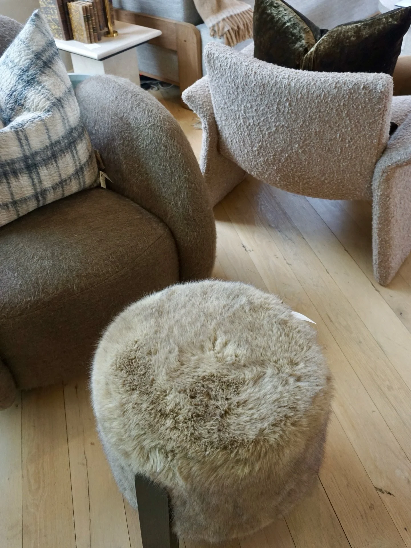 Verellen pieces we&rsquo;re  l o v i n g  right now! 

- Chloe Swivel Chair
- Lou Stool
- Oakley Chair 
- Button Swivel Stool

Call or DM for details! 

#shoppatina #design