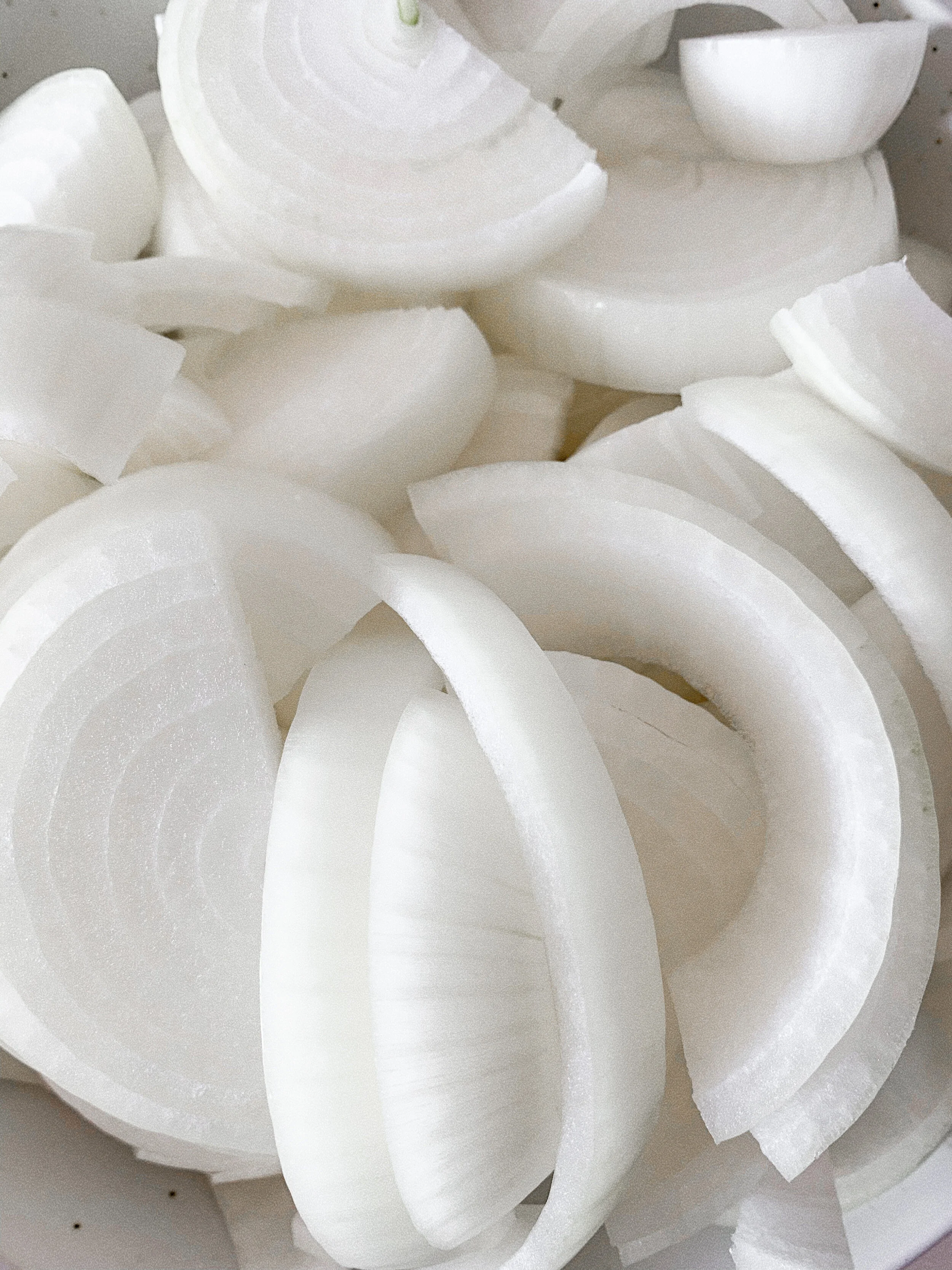 Sliced white onion for the pollo encebollado