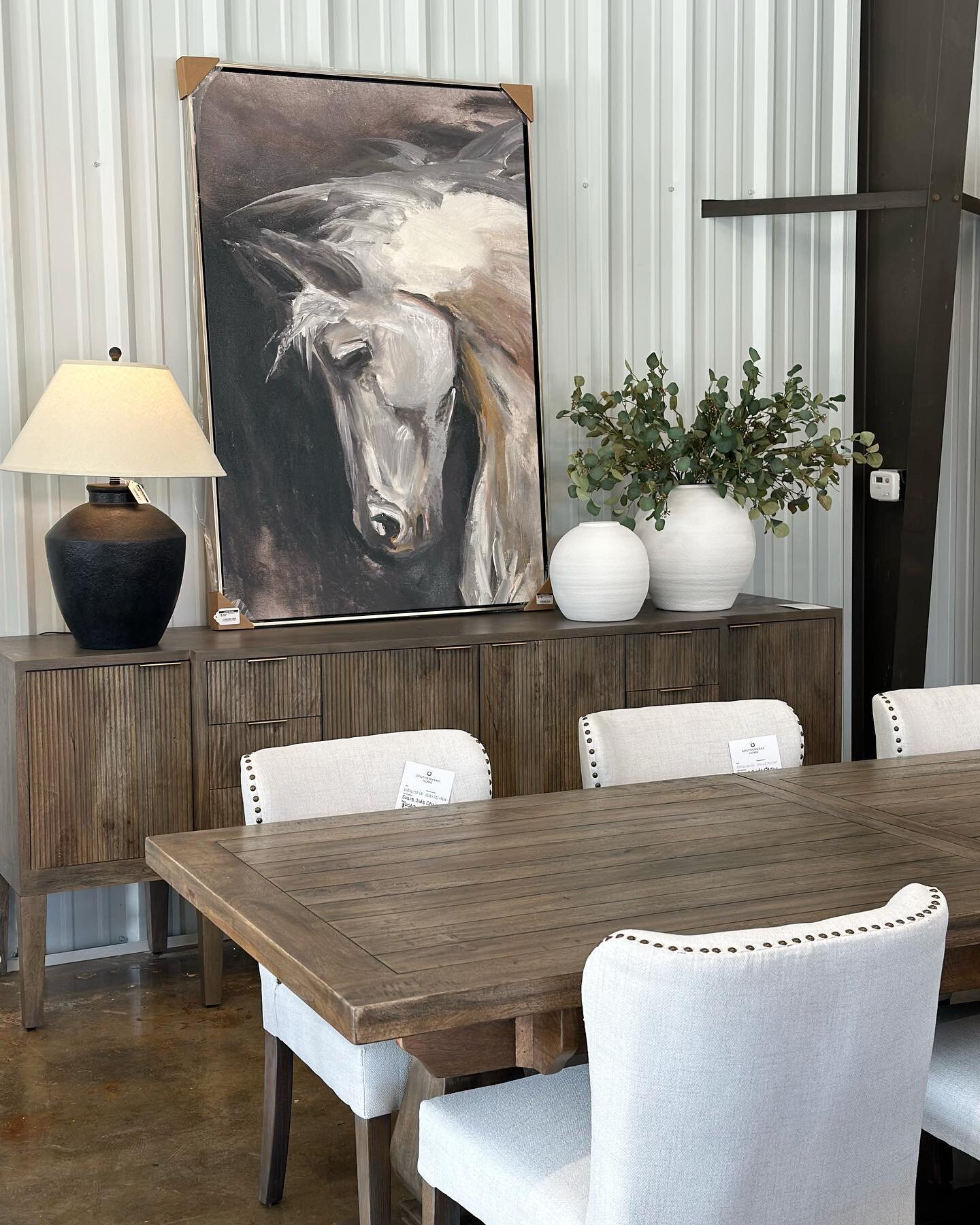 Dining Spotlight ✨

From the casual breakfast nook to a more formal dining room, we have a vast selection of tables, chairs, and benches to fit every need! Here are a few questions to ask yourself before shopping with us:

🍴What is the style of the 