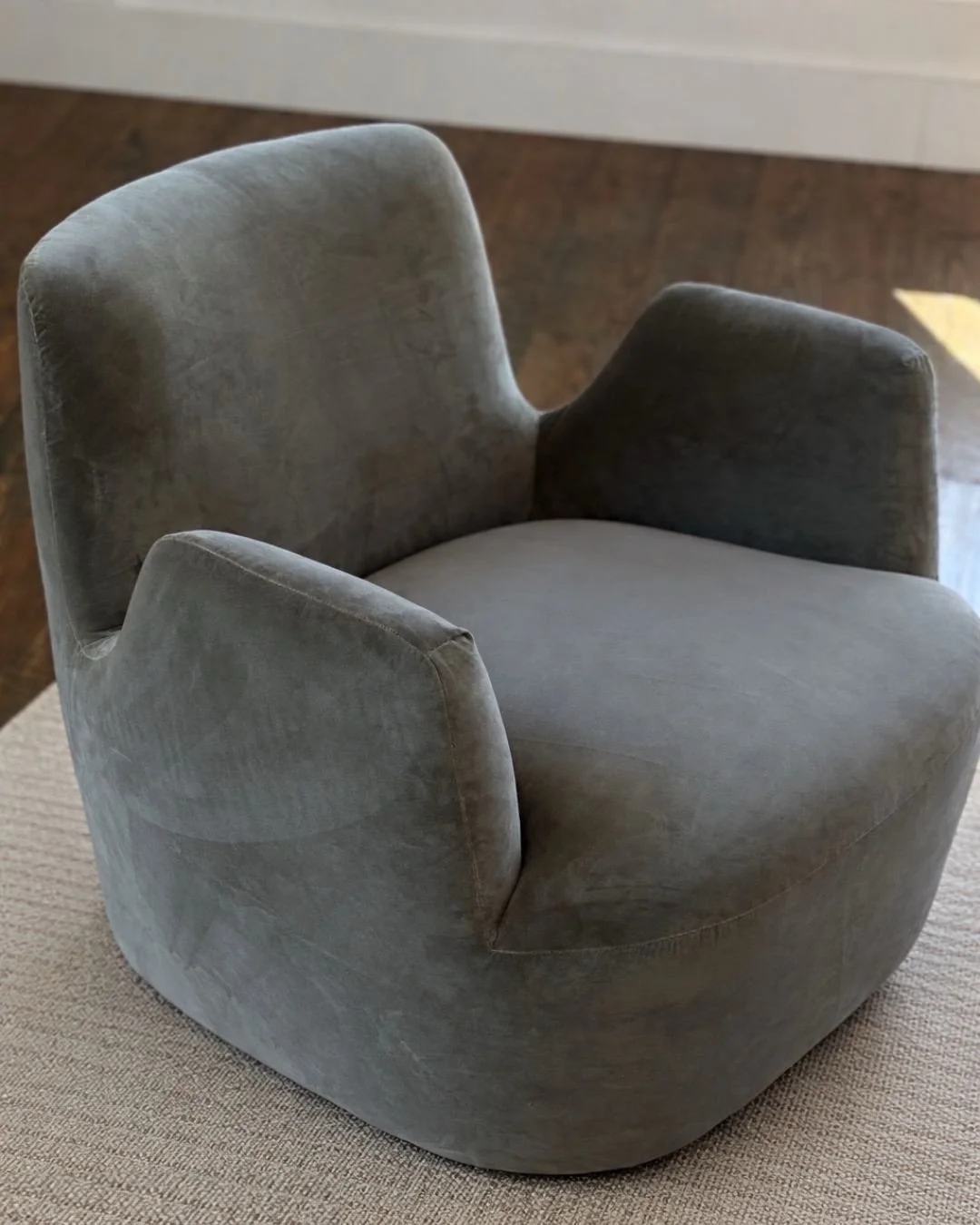 A color we come back to again and again. 🍀

Highlighting some of our favorite green moments from recent client installs. From soft moss tones to olive hues, green is one of our go-to colors for bringing the calm, grounding beauty of nature into your