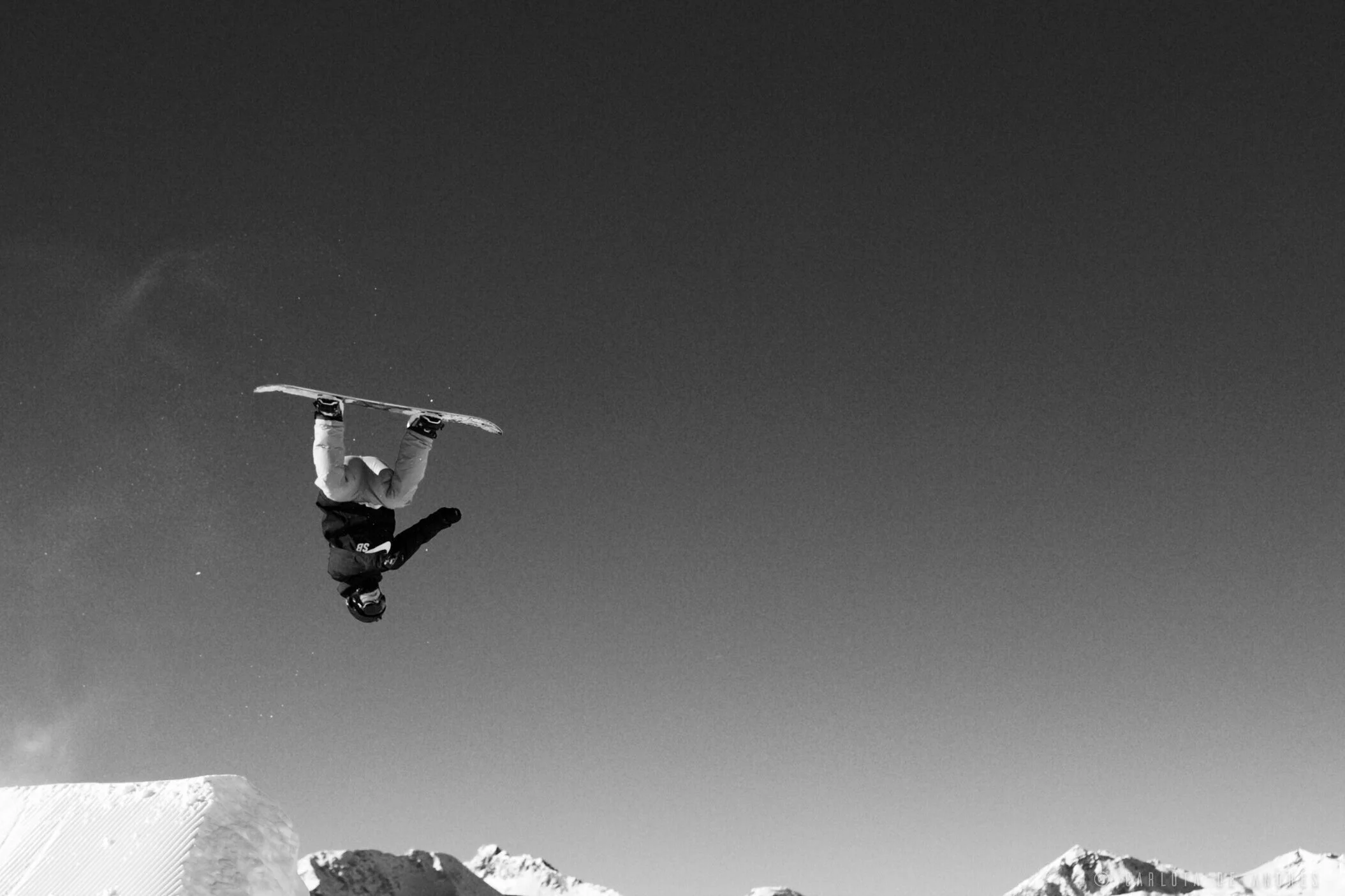 Switzerland_Snowboard_backflip_Charlieandres_BW.jpg