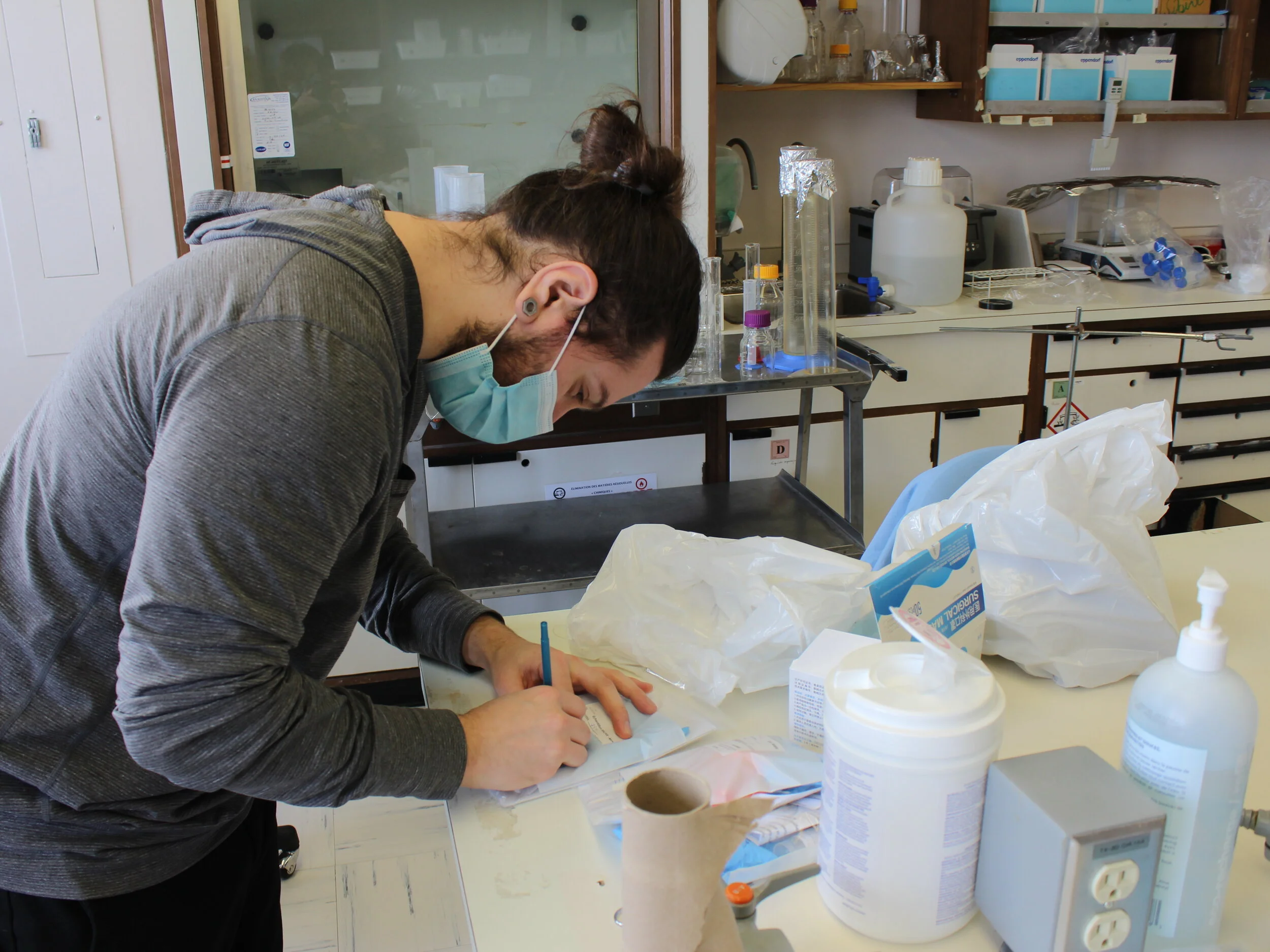 Michel, stagiaire en biochimie