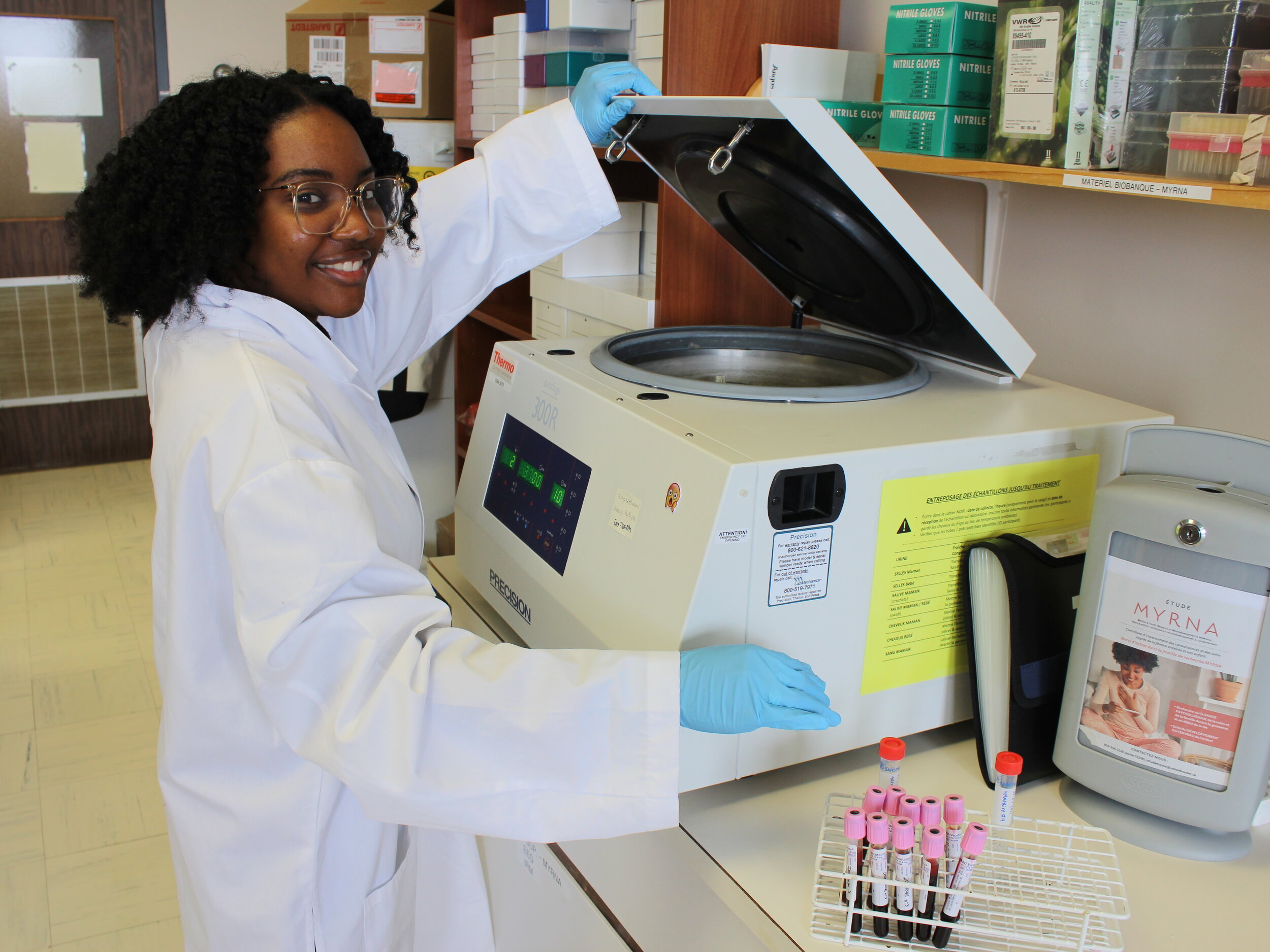 Lindsay à la centrifugeuse