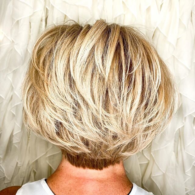 Stacked honey 🍯 for the win!! 🙌🏼Check out that covid tan line 😂 sunshine here we come ☀️with this perfectly #stackedbob 😍 #shorthair #sarahvierrahair #sola