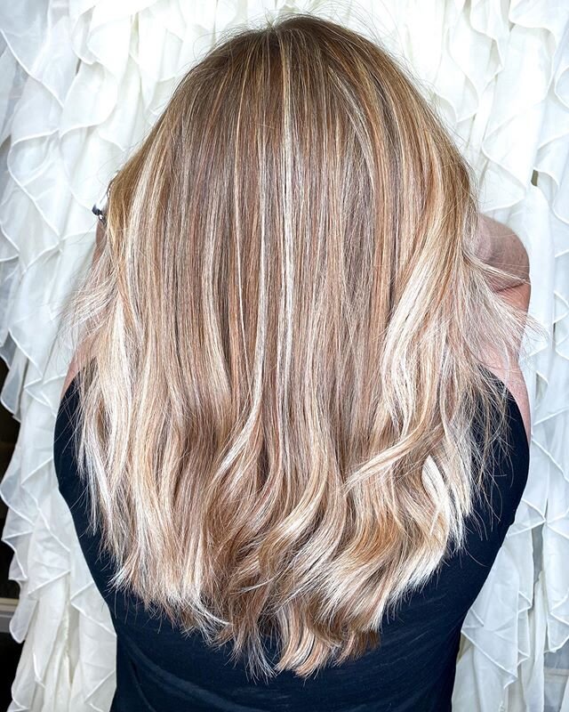 Those ☀️ kissed baby lights with a little 🍓 kick 🙌🏼 we chopped about 5 inches and added some depth to this beautiful blonde 😍 love you @shellyg8tor and your perfect hair 💋#strawberryblonde #sarahvierrahair #solasalons
