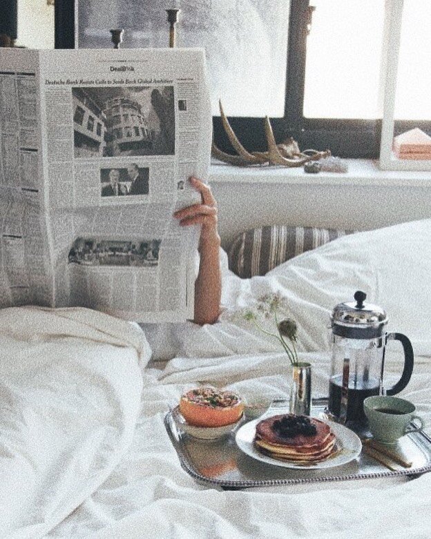Here&rsquo;s some weekend quarantine inspo for ya: if you can&rsquo;t be in a hotel at the moment, make yourself feel like you are: treat yoself with some breakfast in bed ⠀
📷: @pinterest ⠀
⋒⠀
⋒⠀
⋒⠀
#boutiquehotels #traveldesigner #traveladvisor #tr