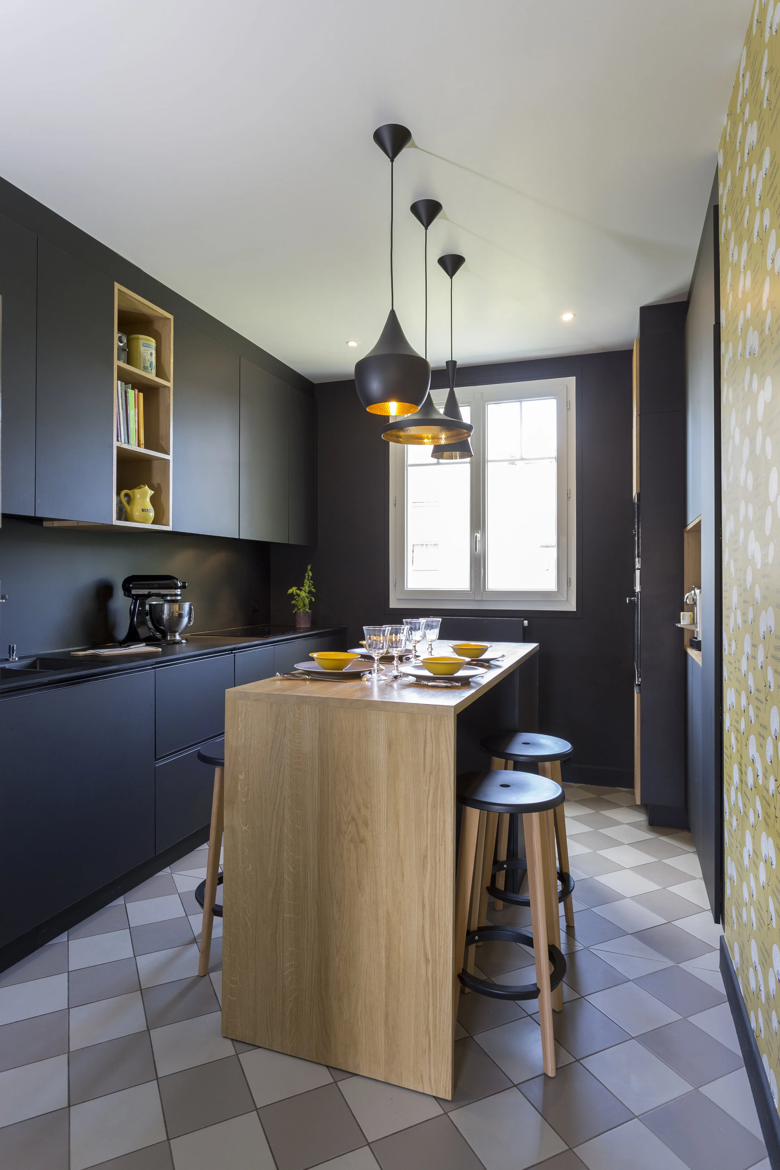 cuisine noir et bois-cuisine-noire-black-kitchen-bois-wood-catherine bouvier auffray-bulles et taille-crayon-architecte intérieure.jpg