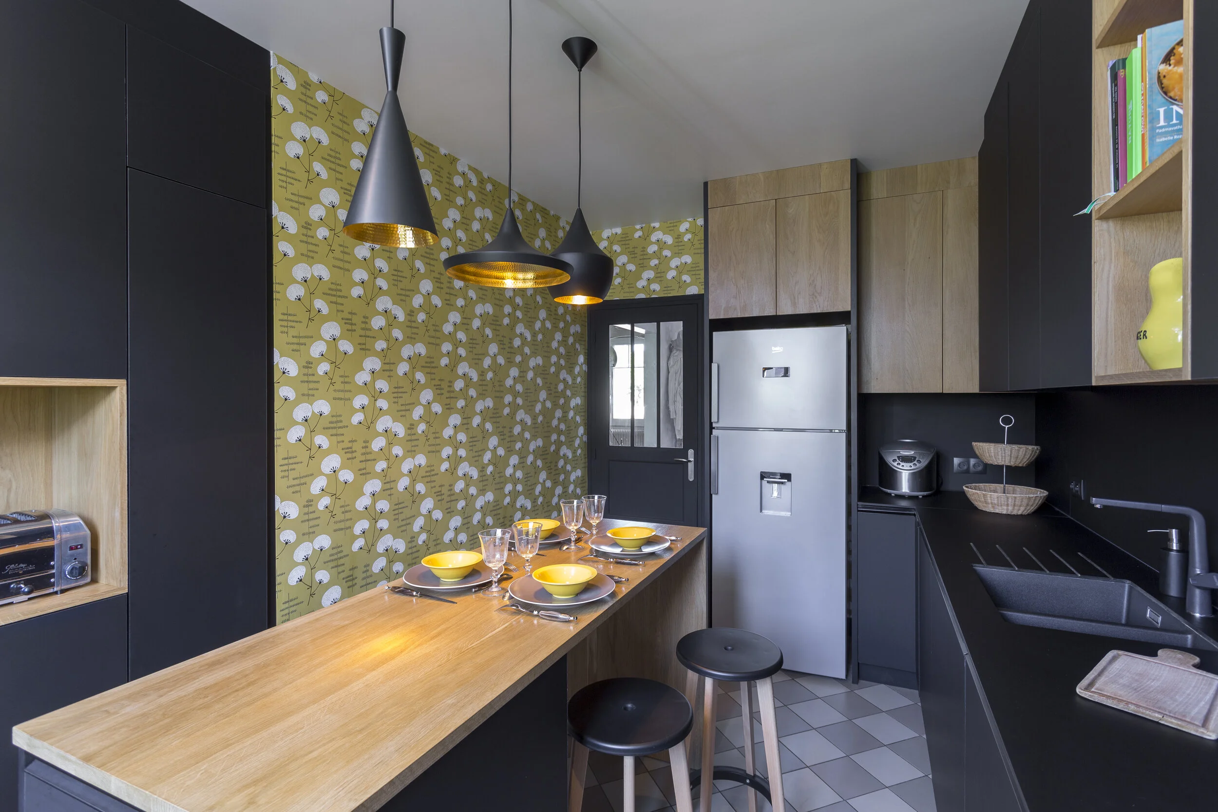 cuisine noir et bois-cuisine-noire-black-kitchen-bois-wood-catherine bouvier auffray-bulles et taille-crayon-paris.jpg