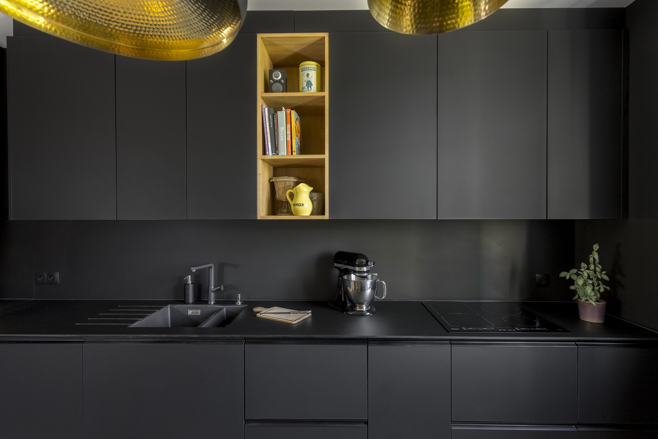 cuisine noir et bois-cuisine-noire-black-kitchen-bois-niche-catherine bouvier auffray-bulles et taille-crayon-architecte intérieure.jpg