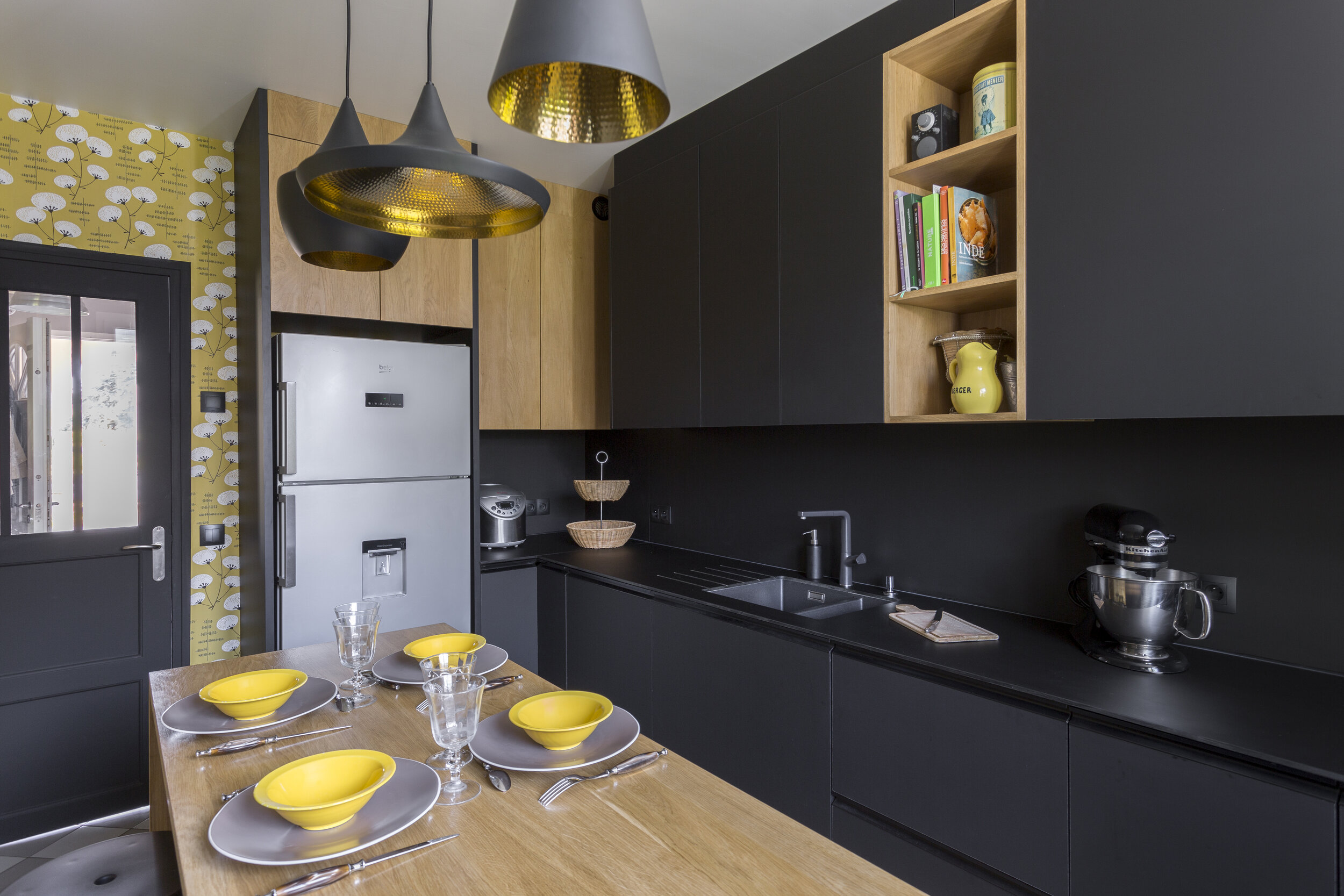 cuisine noir et bois-cuisine-noire-black-kitchen-bois-wook-catherine bouvier auffray-bulles et taille-crayon-design intérieur.jpg