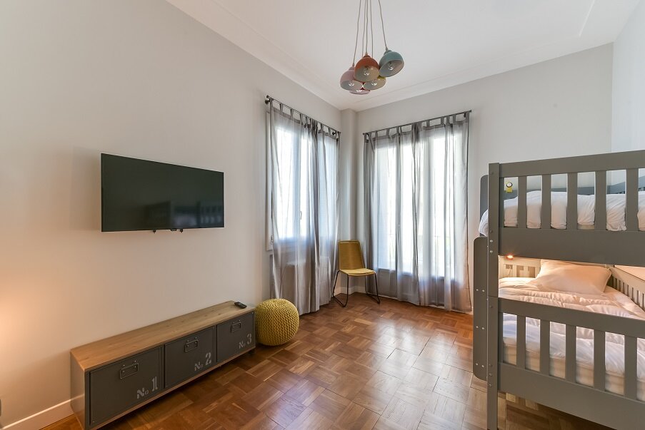 architecte d'intérieur_décoration-paris_nice_cannes-appartement-promenade des anglais-chambre enfant-gris-jaune.jpg