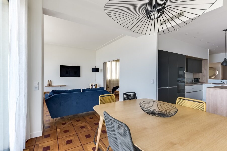 architecte d'intérieur_décoration-paris_nice_cannes-appartement-promenade des anglais-cuisine-ouverte-vue mer-blanc-noir-bois-jaune.jpg