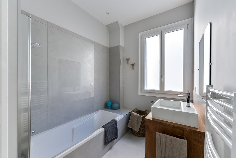 architecte d'intérieur_décoration-paris_nice_cannes-appartement-promenade des anglais-salle de bain-grise.jpg