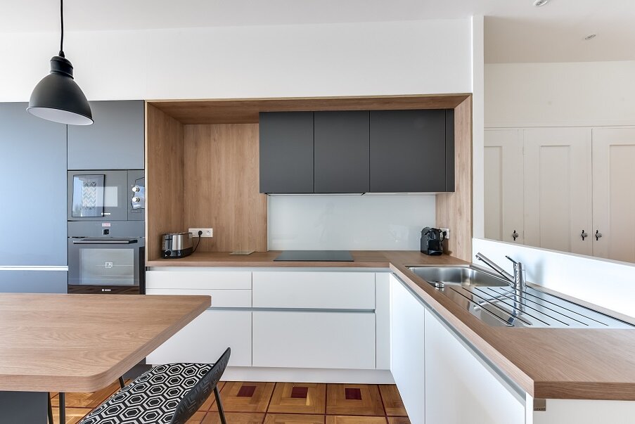 architecte d'intérieur_décoration-paris_nice_cannes-appartement-promenade des anglais-cuisine-ouverte-vue mer-bois-blanc-noir-ilot.jpg