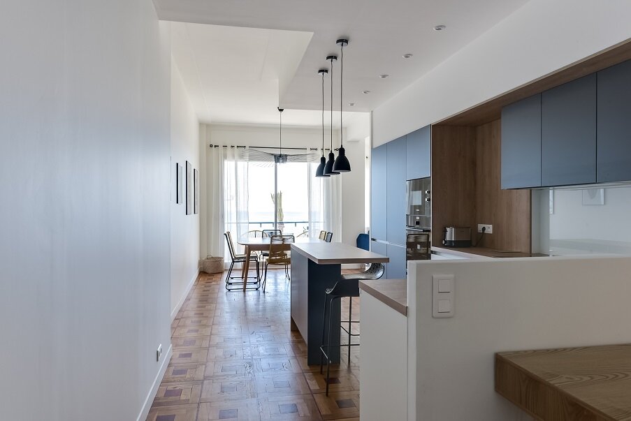 architecte d'intérieur_décoration-nice-cannes-paris-appartement-promenade des anglais-cuisine-ouverte-vue mer-blanc-noir-bois.jpg