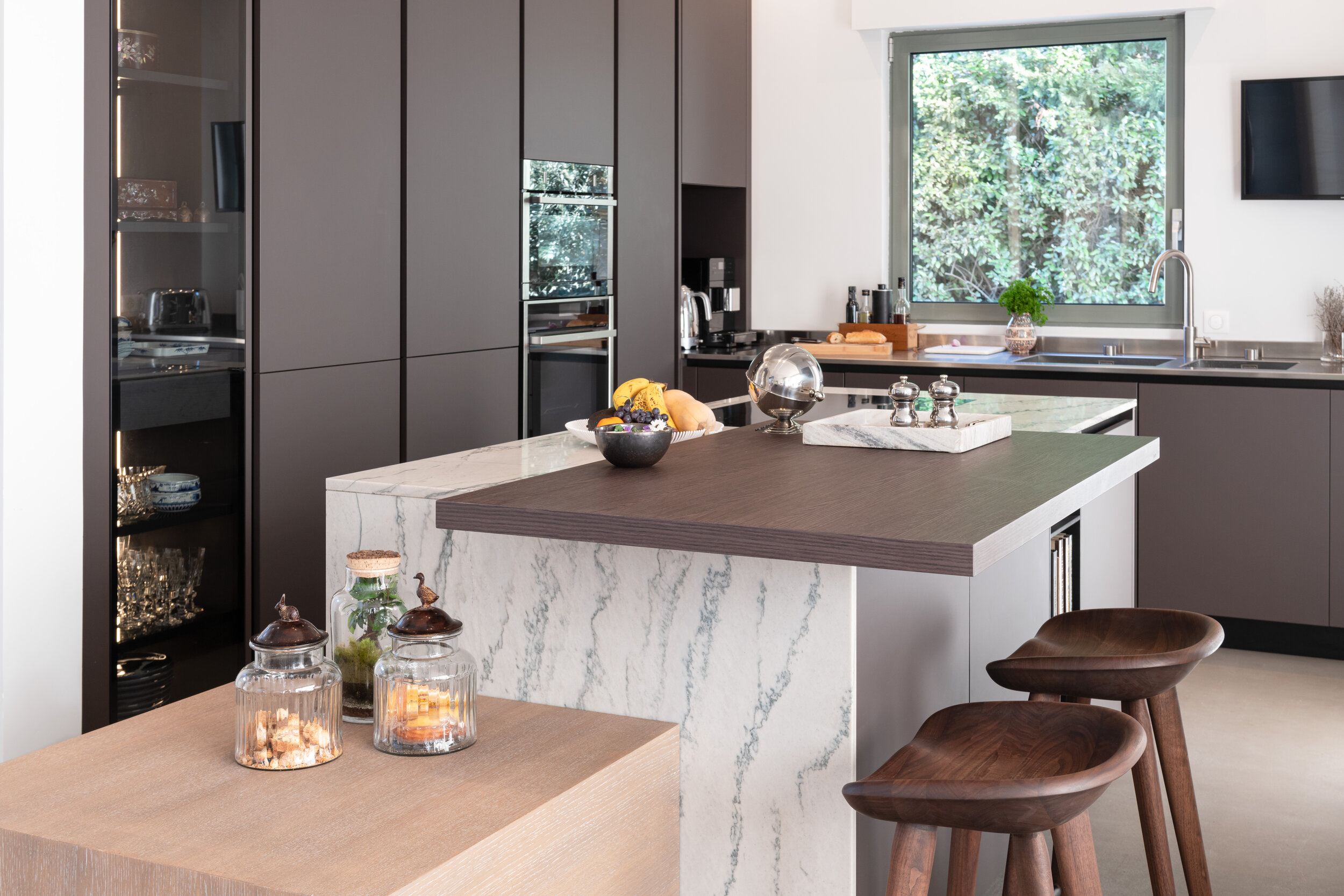 cuisine contemporaine - architecture intérieur maison moderne-ilot-paris-marbre
