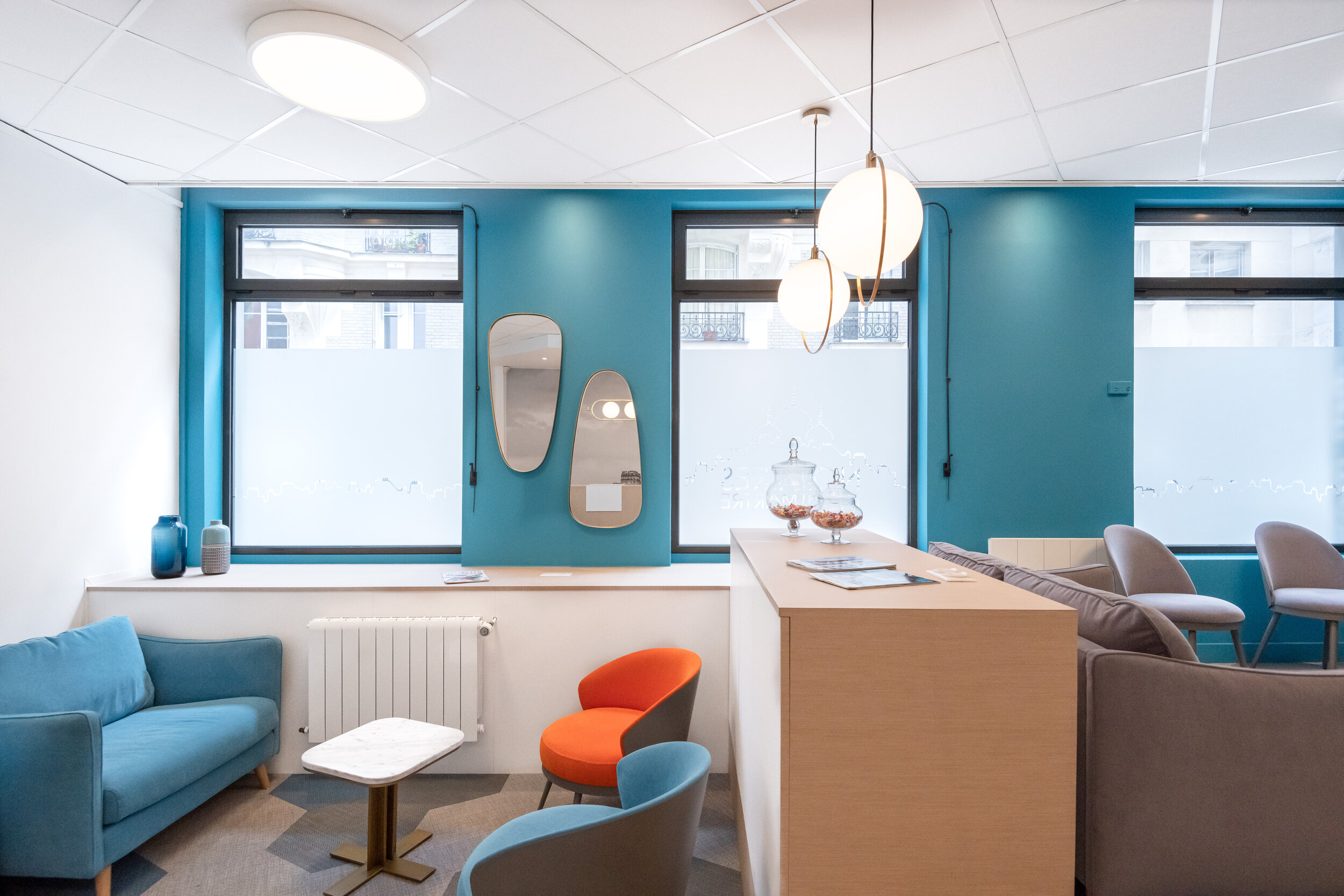 accueil-étude notariale-meuble sur mesure-miroir-mur bleu-decoration-architecture-interieur-paris-montmartre