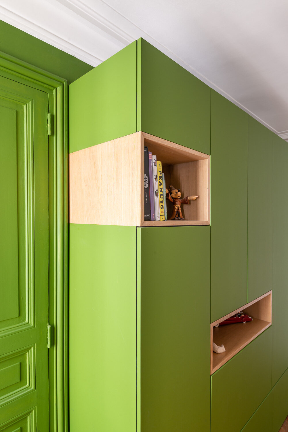 mobilier-sur-mesure-entrée-colorée-vert-niche-chêne-architecte-intérieur-décoration-paris-haussmann.jpg