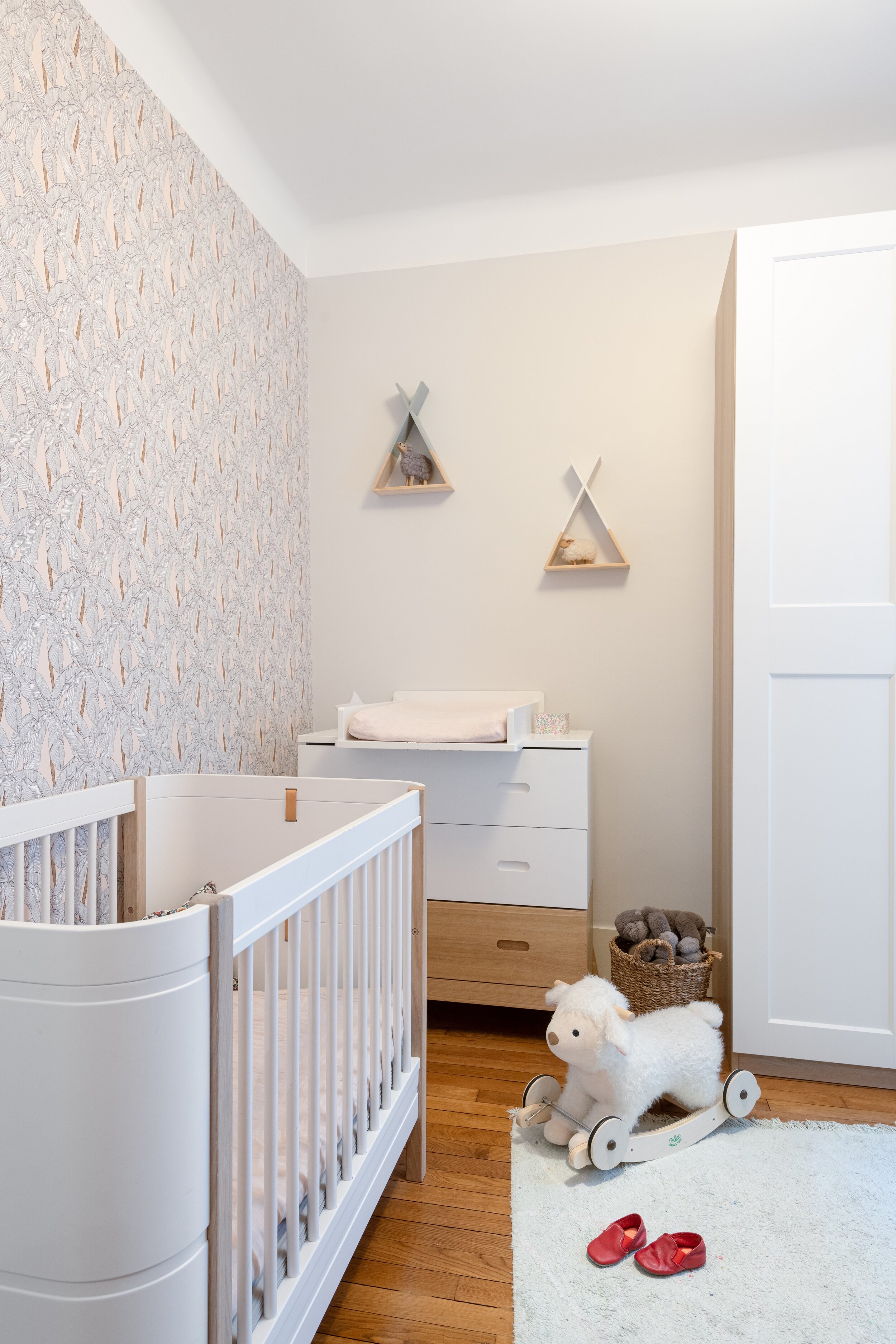 chambre-bébé-pastel-rose-abricot-bois-blanc-architecte-décorateur-intérieur-paris-papier peint-design.jpg