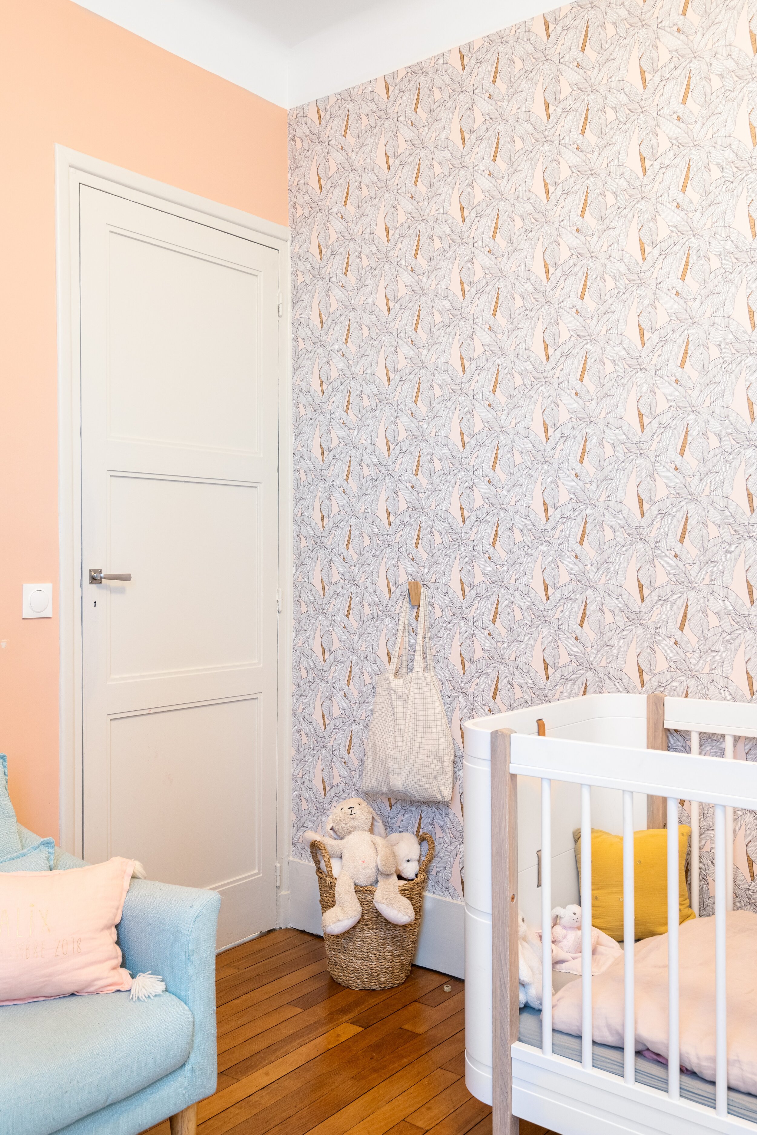 chambre-bébé-pastel-rose-abricot-bois-blanc-architecte-décorateur-intérieur-paris-papier-peint-design.jpg