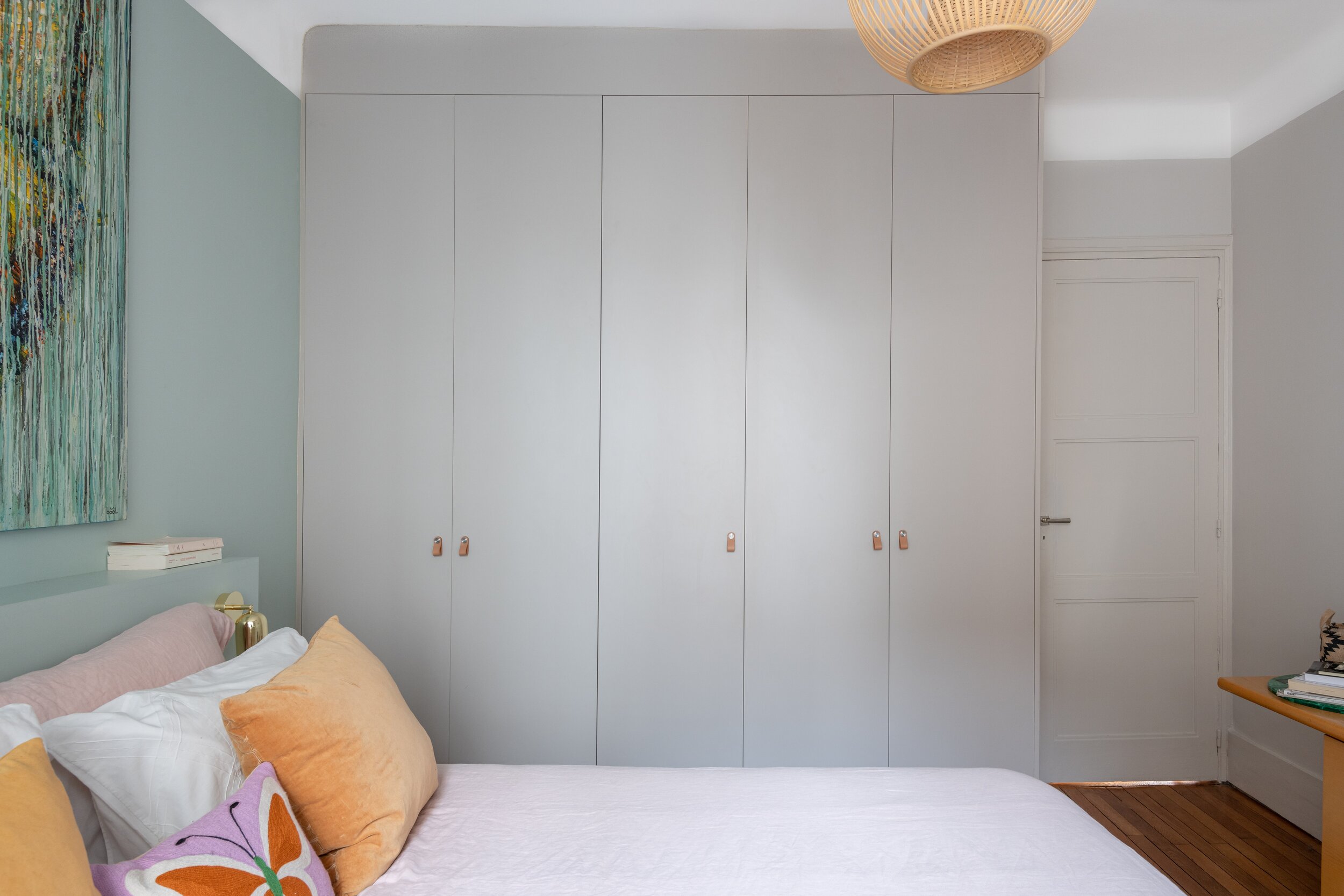 chambre-vert-pastel-architecte-intérieur-décoration-paris-coussin-placard-beige rosé.jpg