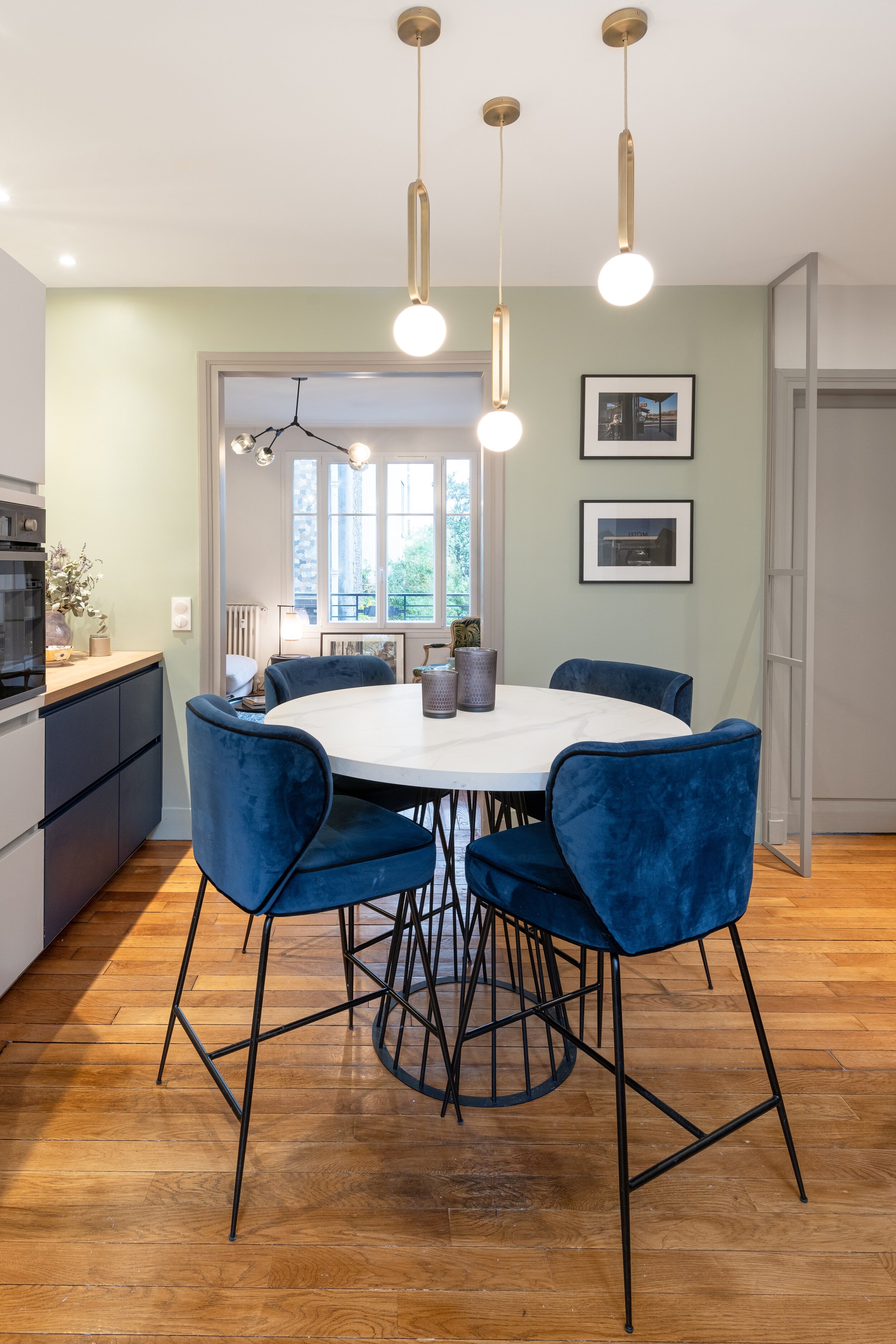 cuisine-bleue-architecte-intérieur-décoration-paris-design-chaises-nvgallery-table-marbre blanc.jpg