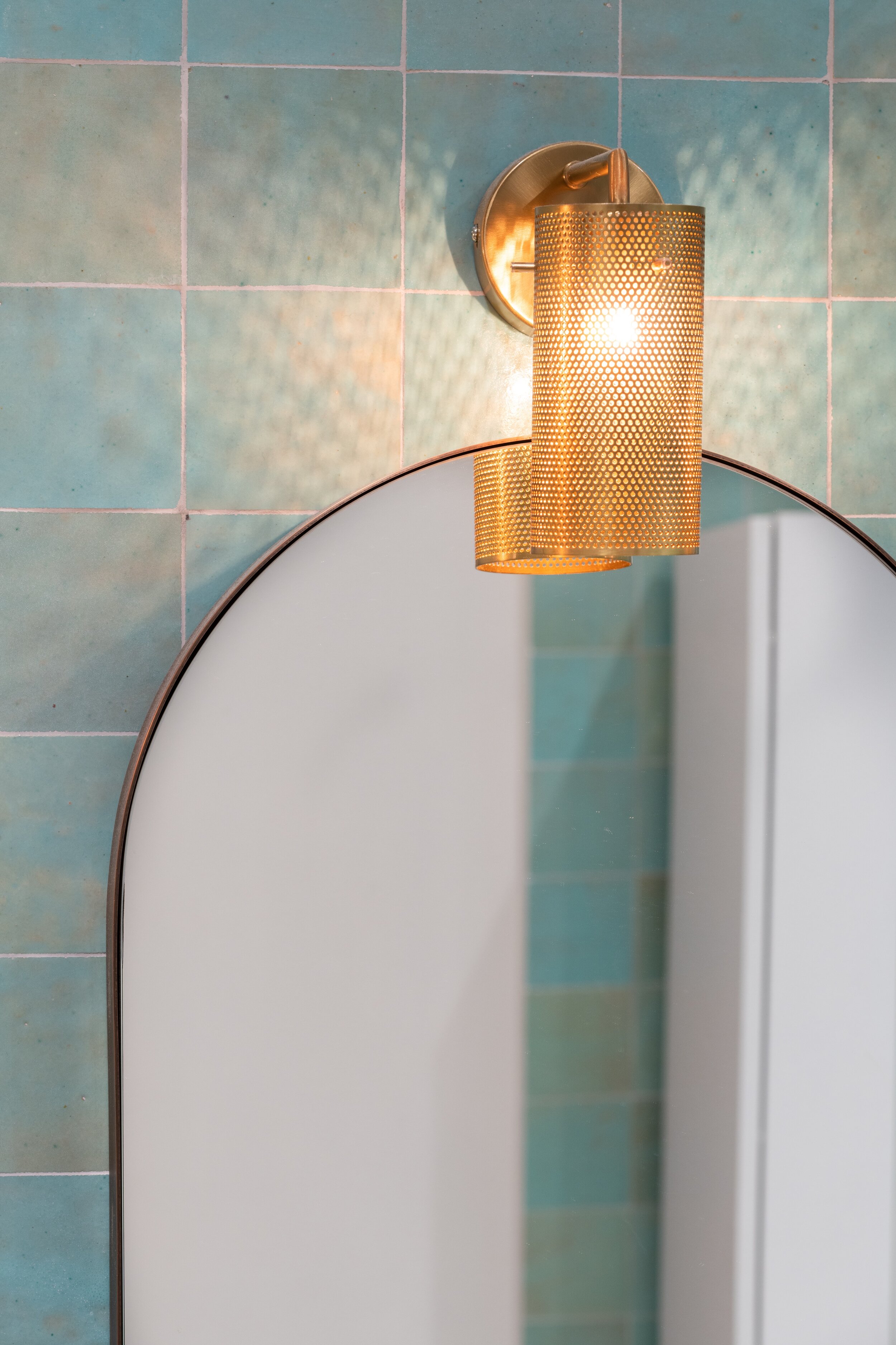 Salle de bain-zelliges-vert-miroir-decoration-interieure-architecte-paris-détail-miroir doré.jpg