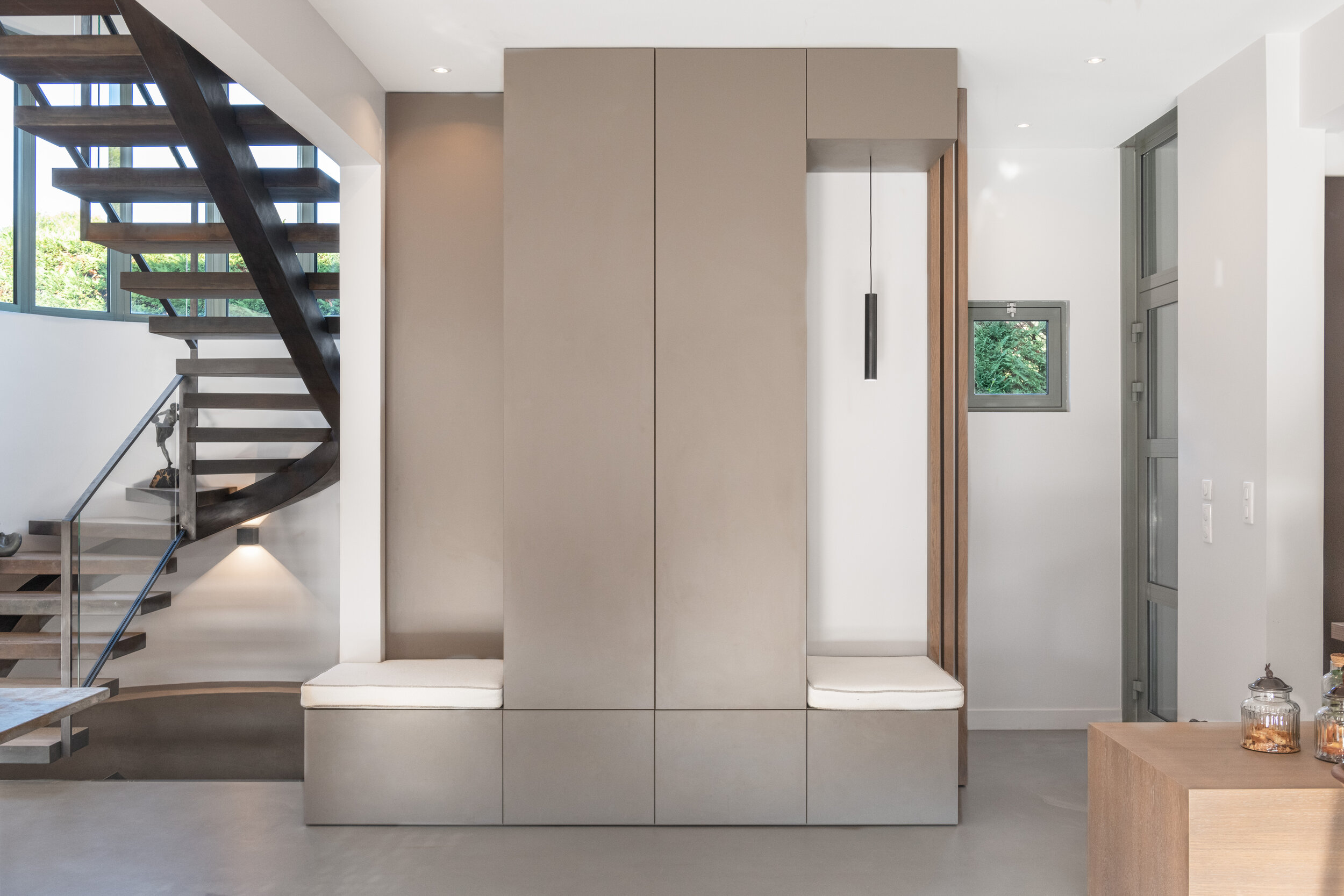Architecte-interieur-decoration-design-sud-nice-saint-raphael-cannes-maison-contemporaine-entrée-escalier metal.jpg