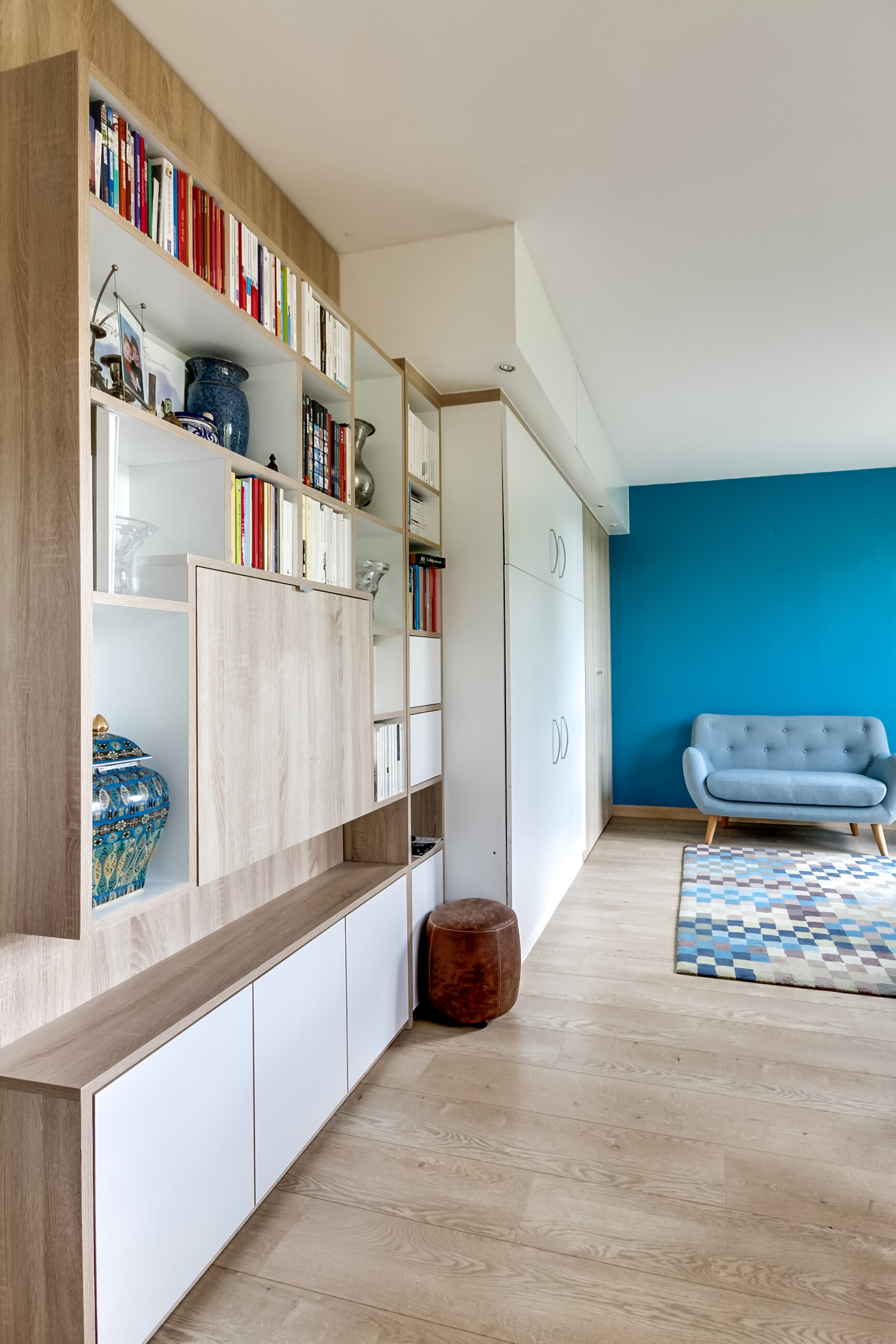 architecte-intérieur-décoration-mobilier sur mesure-bibliothèque coulissante-modulable-coin salon-bleu-paris.jpg