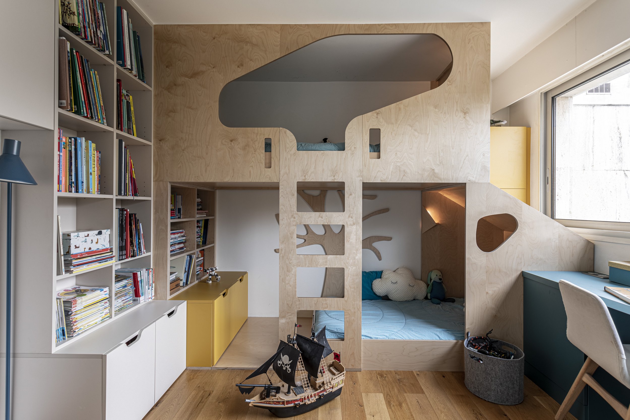 Chambre d'enfants lits cabanes superposés, mobilier sur mesure, architecte  d'intérieur Paris — Bulles & Taille-crayon