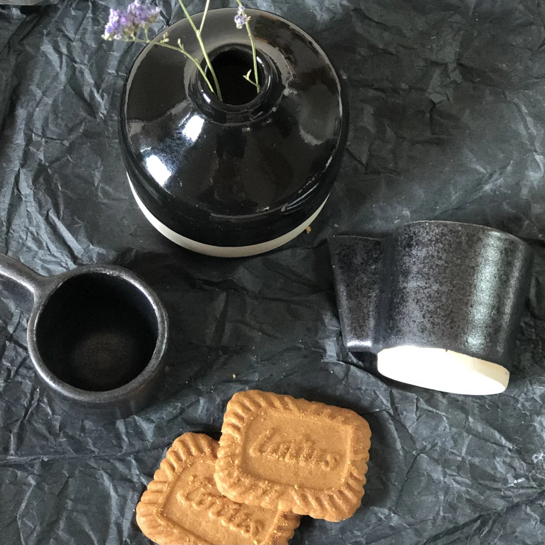 tasse et vase céramique noir mat et brillante artisanat spéculos.jpg