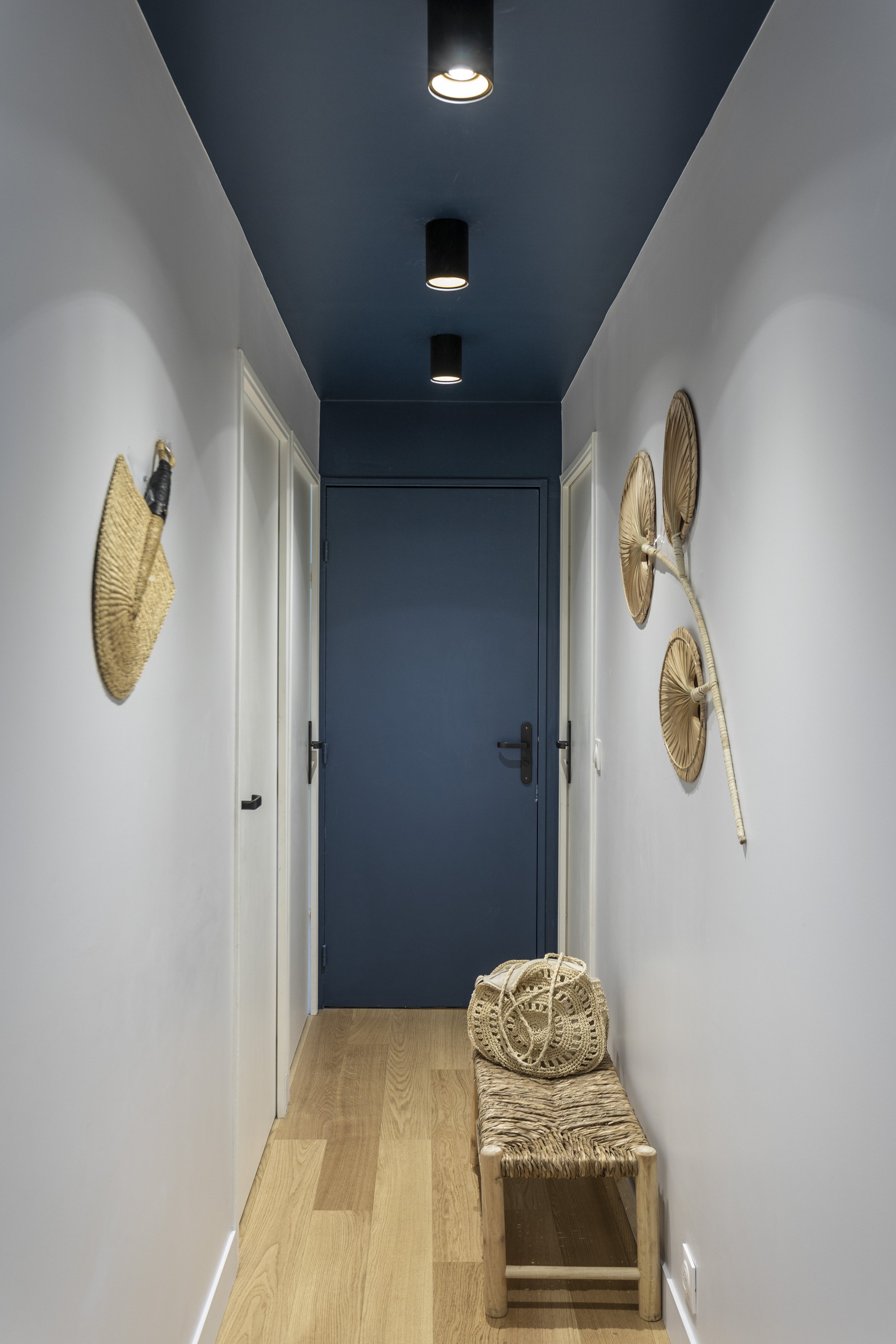 architecte intérieur décoration paris appartement couloir bleu rénovation.jpg