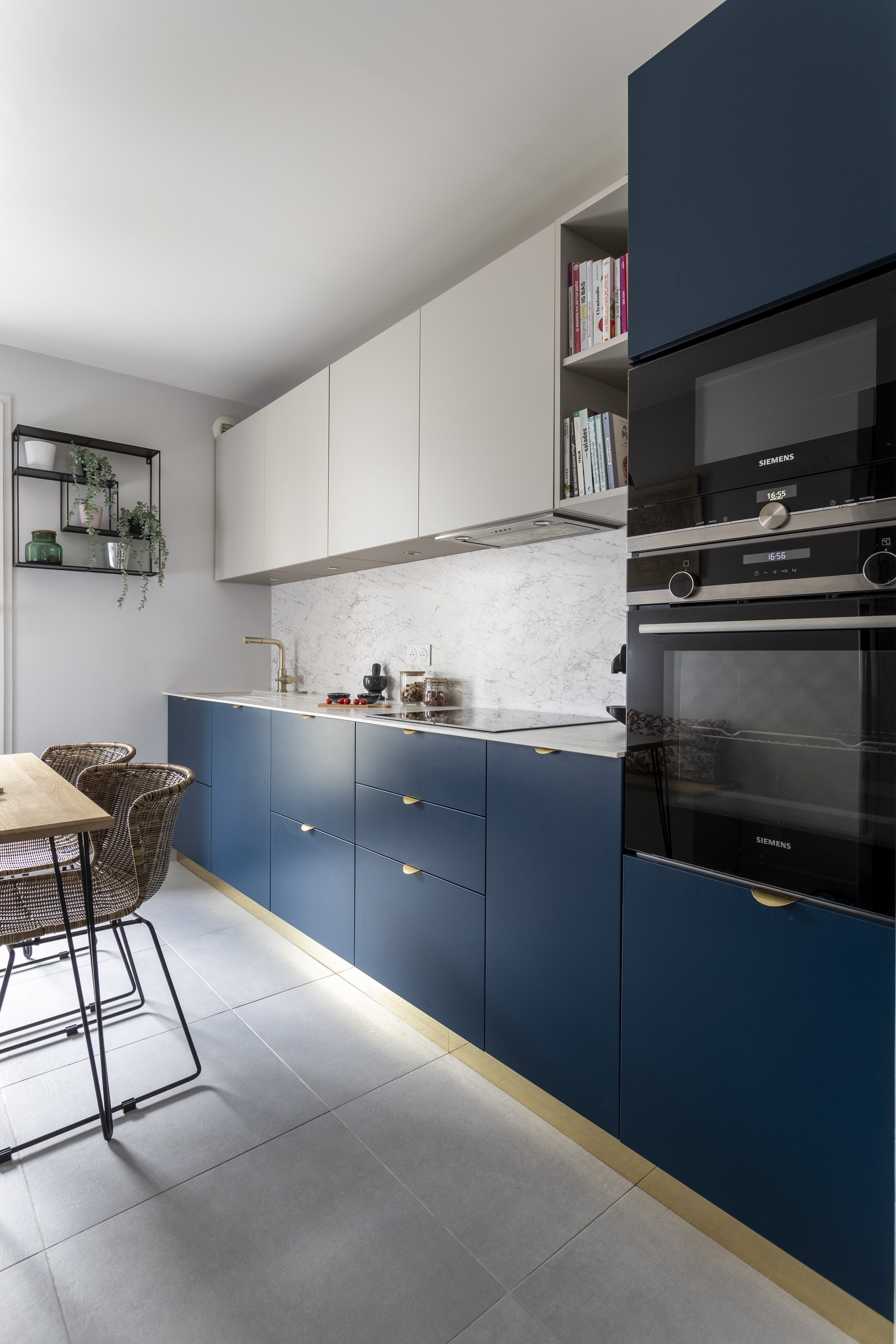 architecte intérieur décoration paris appartement renovation cuisine bleue marine.jpg