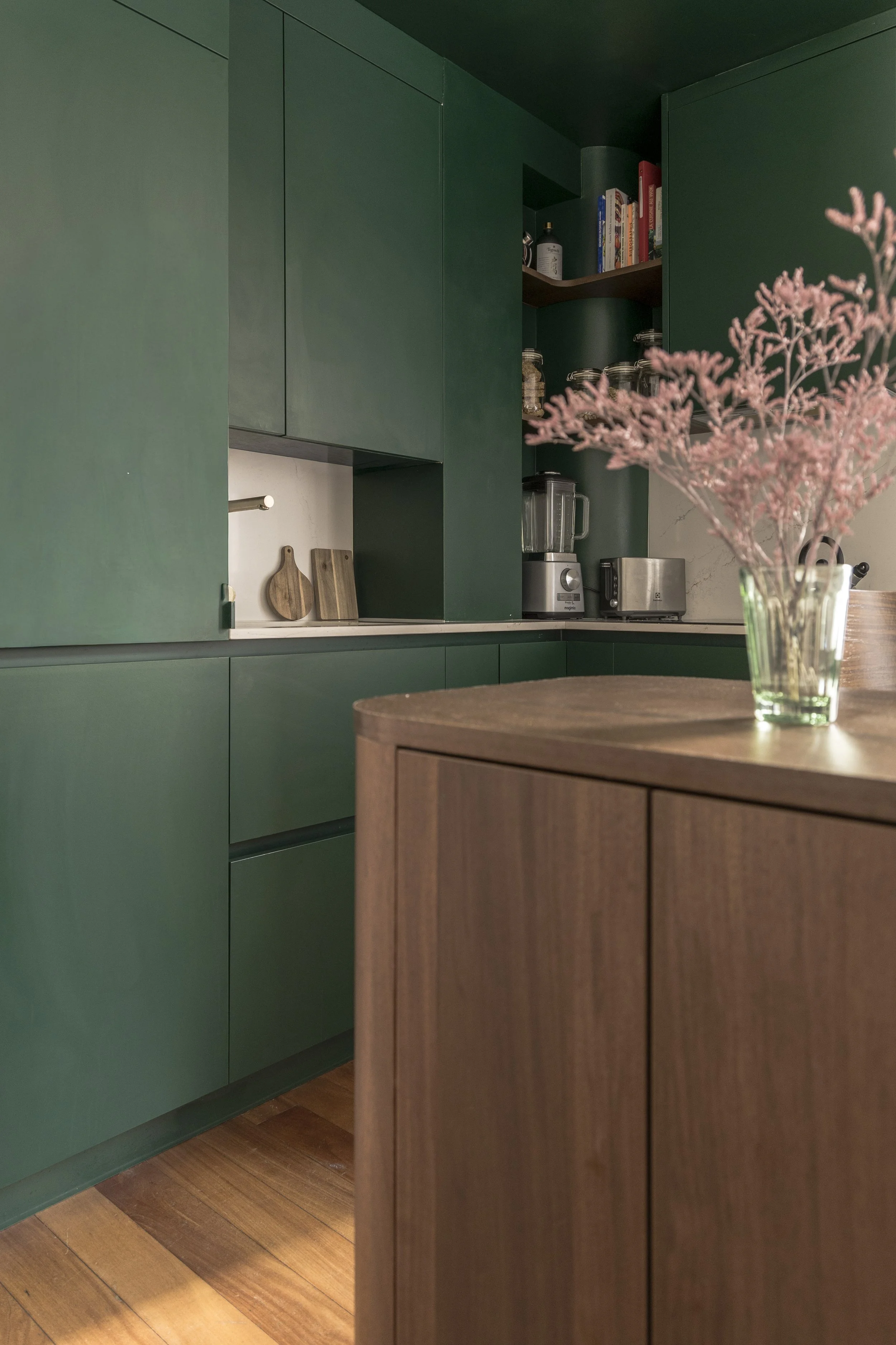 architecte intérieur cuisine verte et noyer.jpg