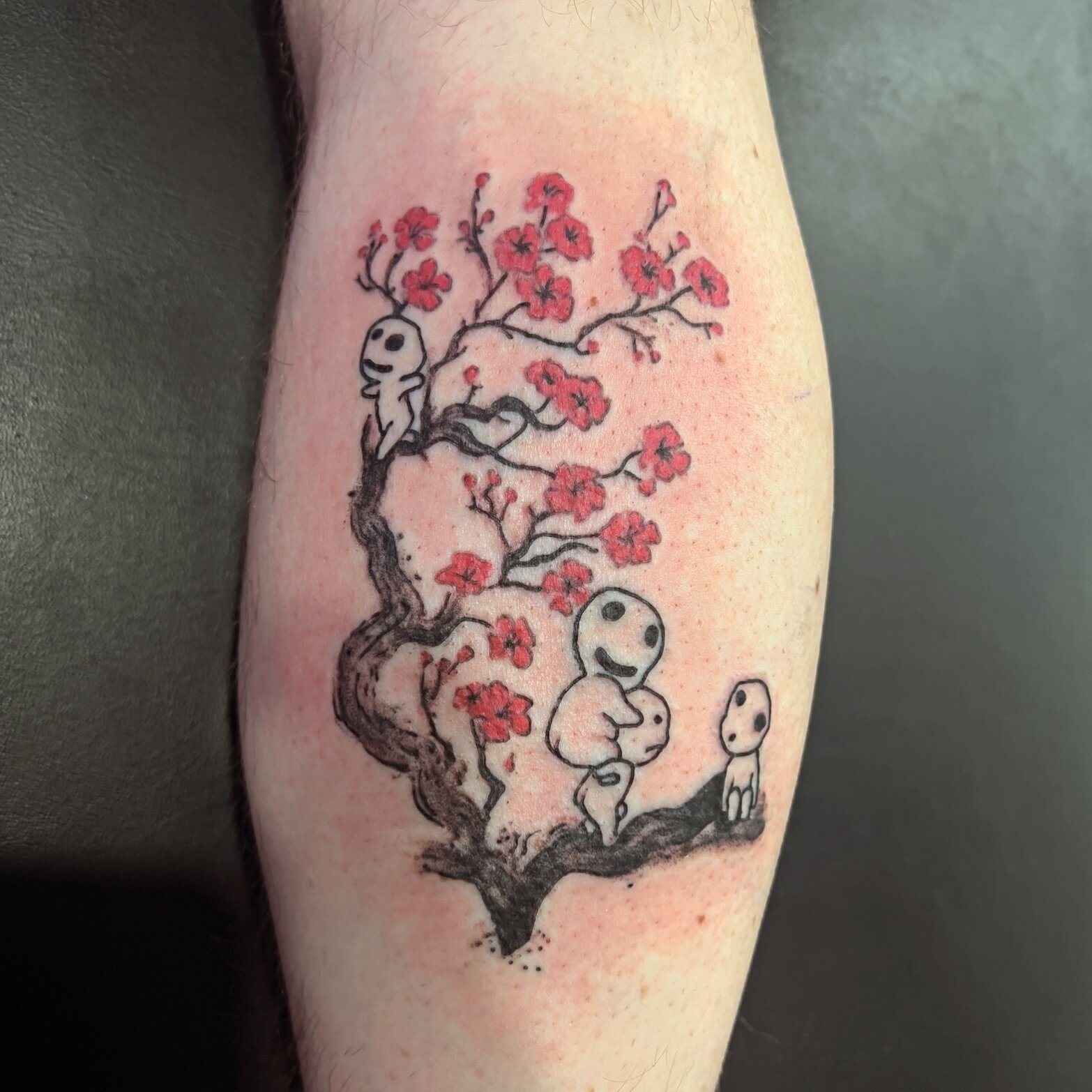 Fun walk in Tattoo I did this week. I&rsquo;ve got a lil time today too!!!

⬆️ This is one of my top fave Ghibli films. 

#reneeniestat2 #mystichareartz #butterzmcloventattoos #robot #robotarmy #walkintattoo #walkinswelcome #princessmononoke #forests