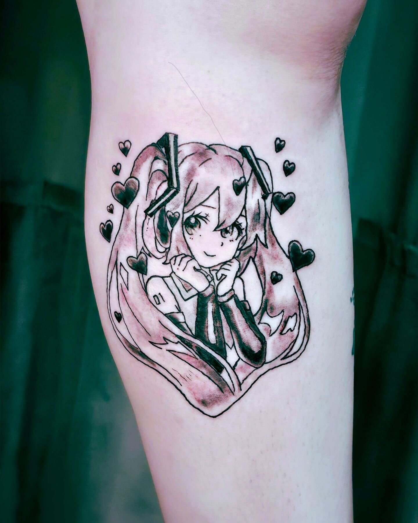 Black and gray Miku tattoo from my valentine's flash. I adore Miku. Drop by the studio and see the sheer embarrassing amount of times I've drawn her. ^^; What's your favorite vocaloid song? I'm stuck on ﾎﾞﾙﾃｯｶ lately from Project Voltage. 

Come see 
