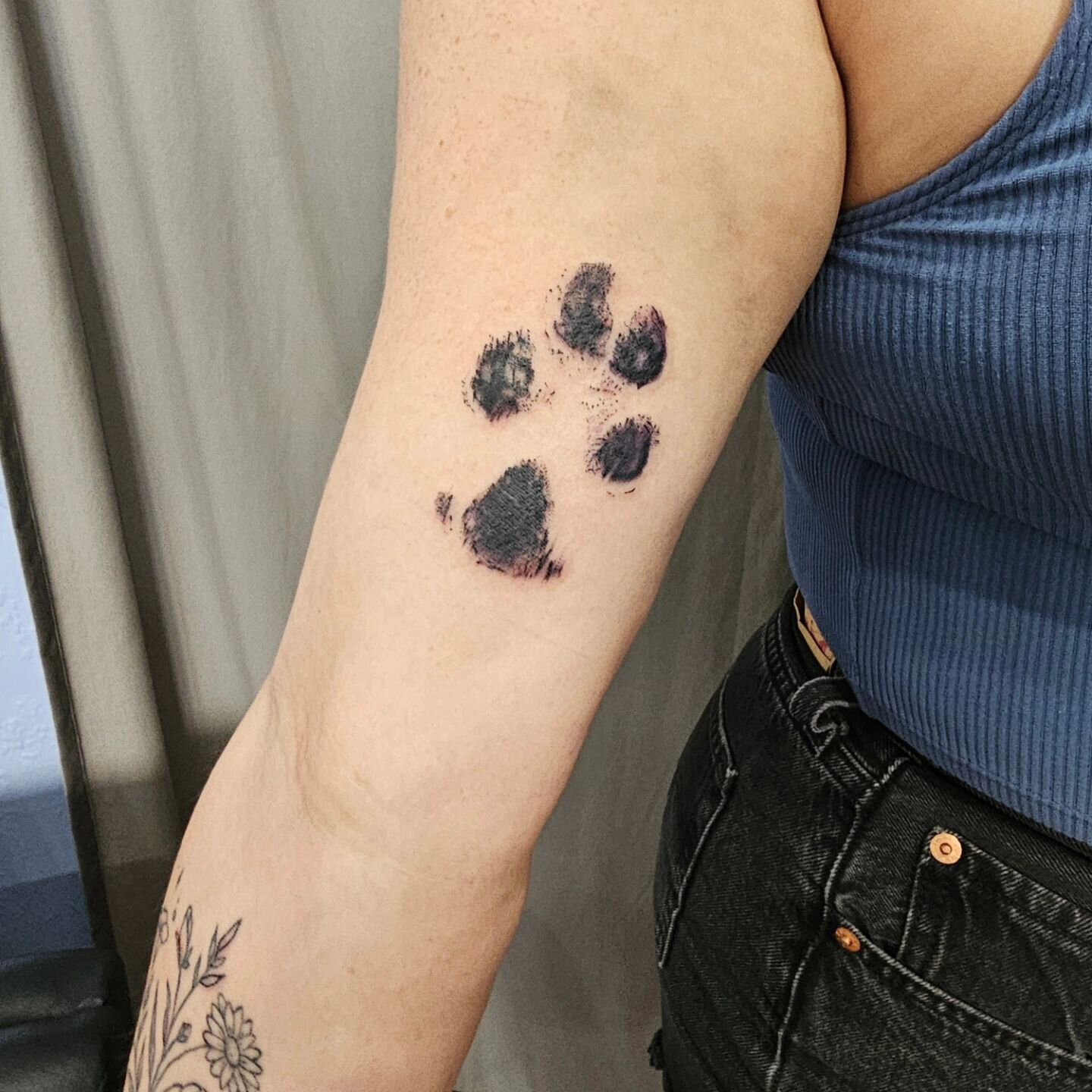 Memorial for a loving companion. Give your pups a little head pat from me tonight if you can, cherish your animal friends while you have them ❤️🐾

Come see me at @robotpiercingtattoo , walk ins available. DM or text preferred for contact in my pinne