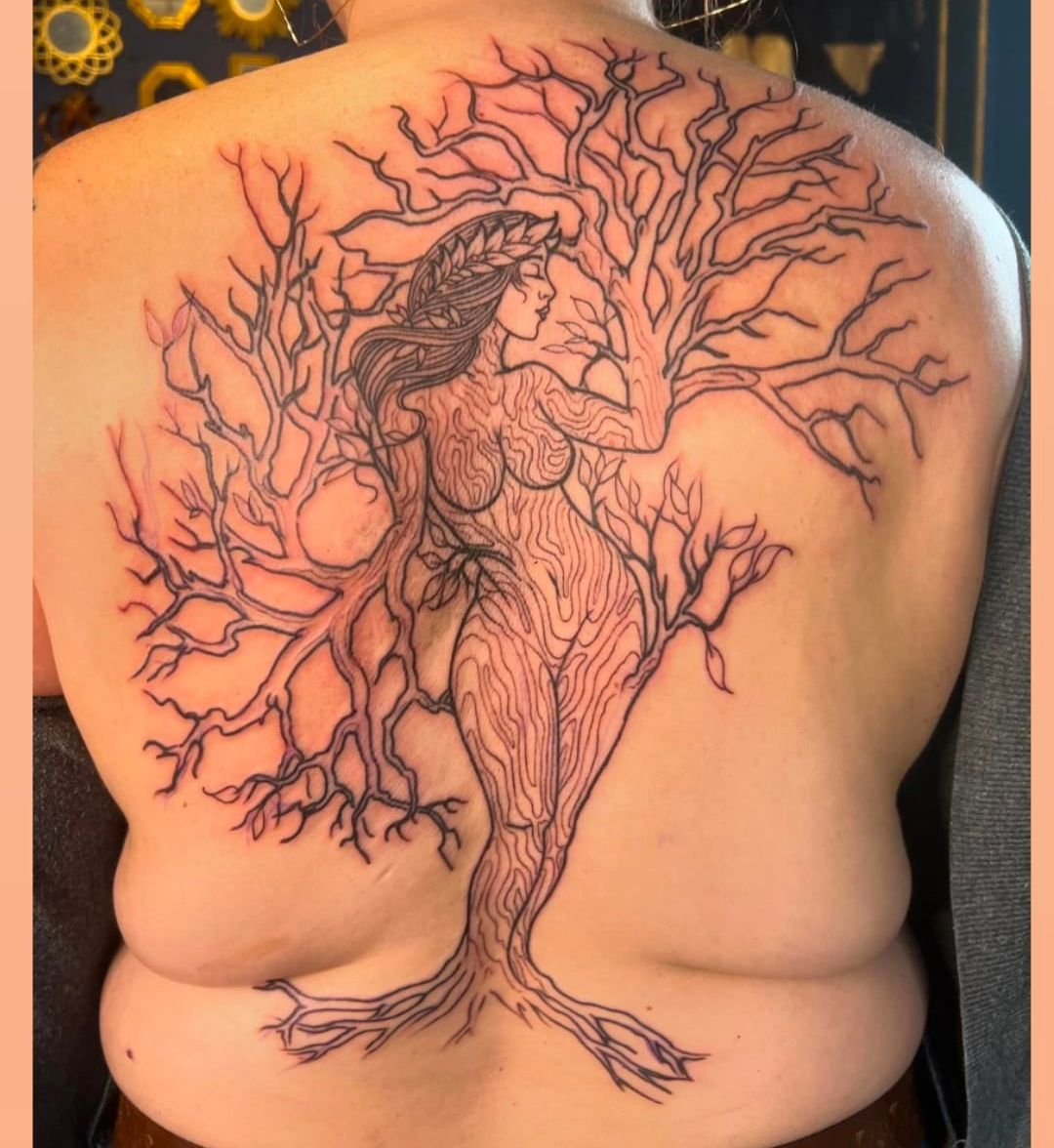 Fresh linework for Nature Goddess back piece by Austin.
Check out more of his work and contact directly for booking.
@austin_rose_ta2 
@austin_rose_ta2 
🌟💗🤖
#robotbabes #robotpiercingtattoo #robotarmy #tattoo #portlandtattoo #professionaltattoo #l