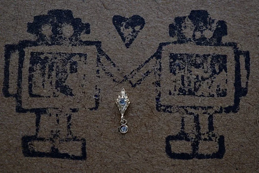 &ldquo;Dyna Drop&rdquo; in Yellow Gold with genuine Diamonds and &ldquo;Hero Drop&rdquo; with Black Diamonds from @tetherjewelry&mdash;both offer all the glam and shine you could want from a threadless top! *:･ﾟ✧ 
Imagine these in a Flat Helix pierci