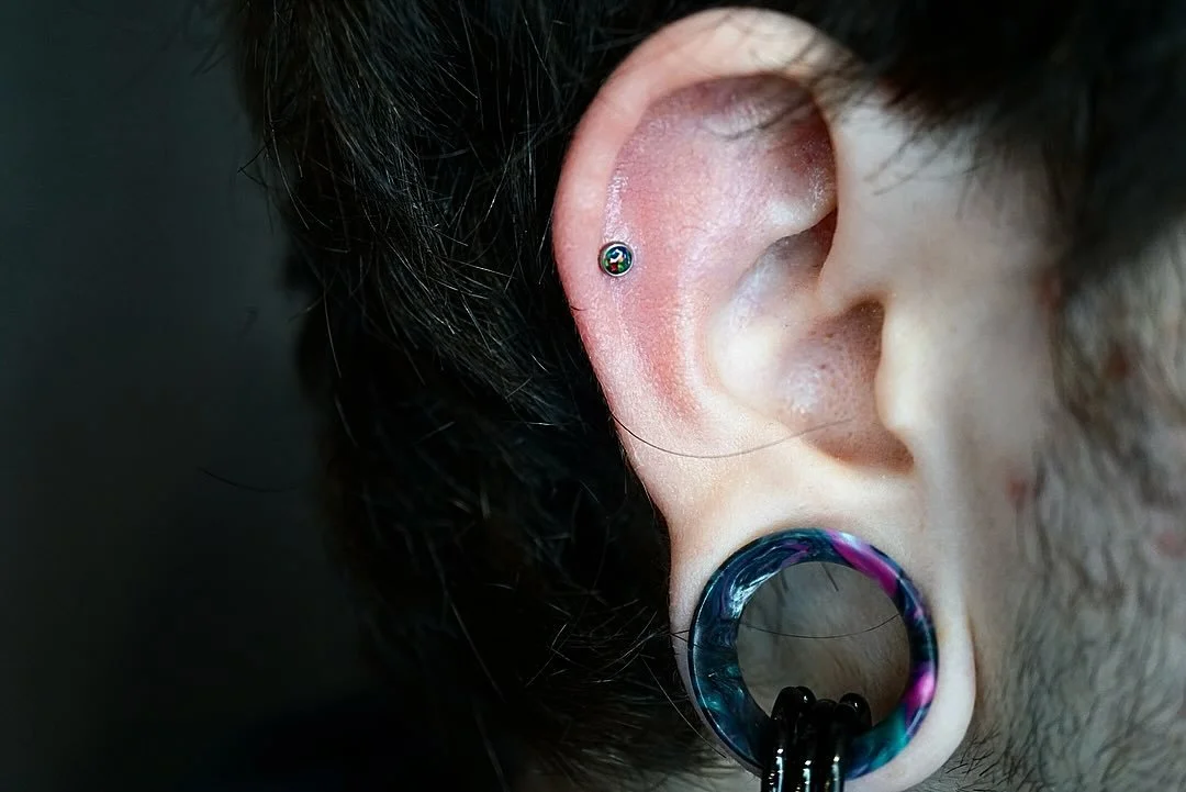 Sick new Helix piercing for Goat! Thank you for stopping by, can&rsquo;t wait to add more in the future! y（^ヮ^）y
Went with a Black Opal set in implant grade Titanium with a threadless post.
Performed by Tracy with 💕🤖